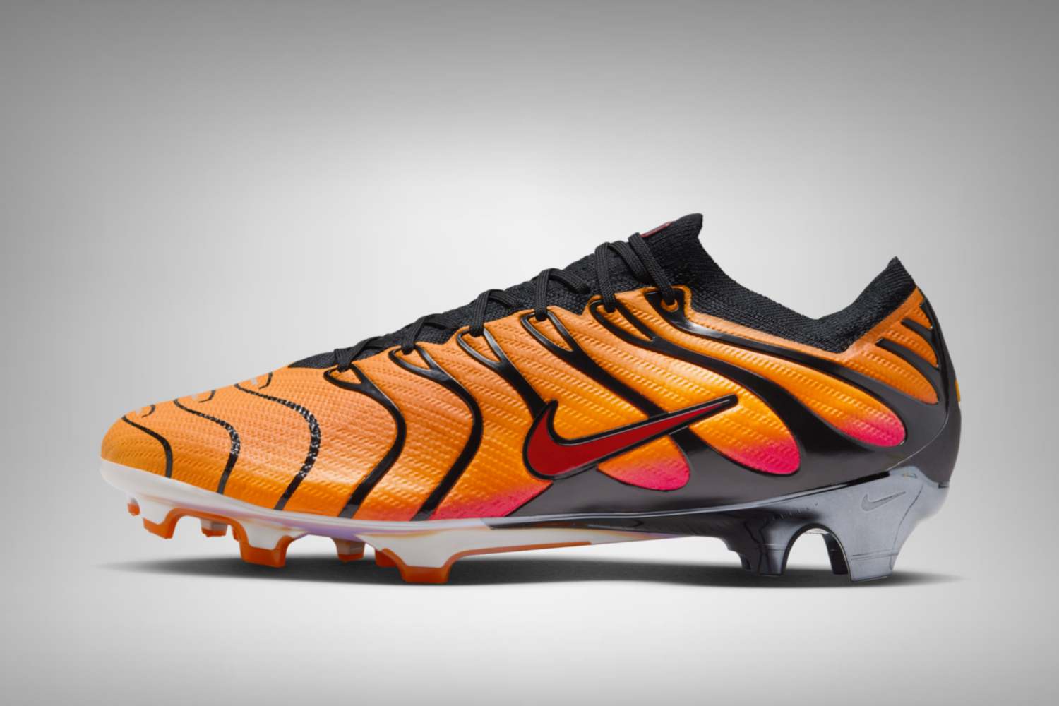 NIKE TN サッカーシャツ ヴィニシウス着 MAX PLUS Release reminder: Nike Air Max Plus x Nike Mercurial Vapor 15