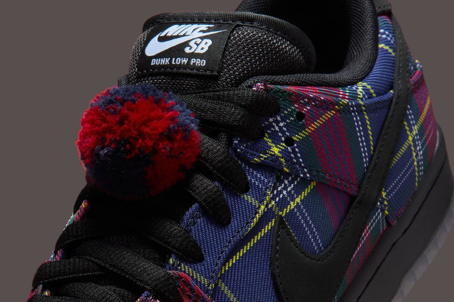 靴 Nardwuar Nike SB Dunk Low Pro QS Tartan Nardwuar-Nike-3.png