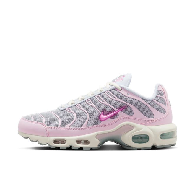 nike-air-max-plus-paw-print-