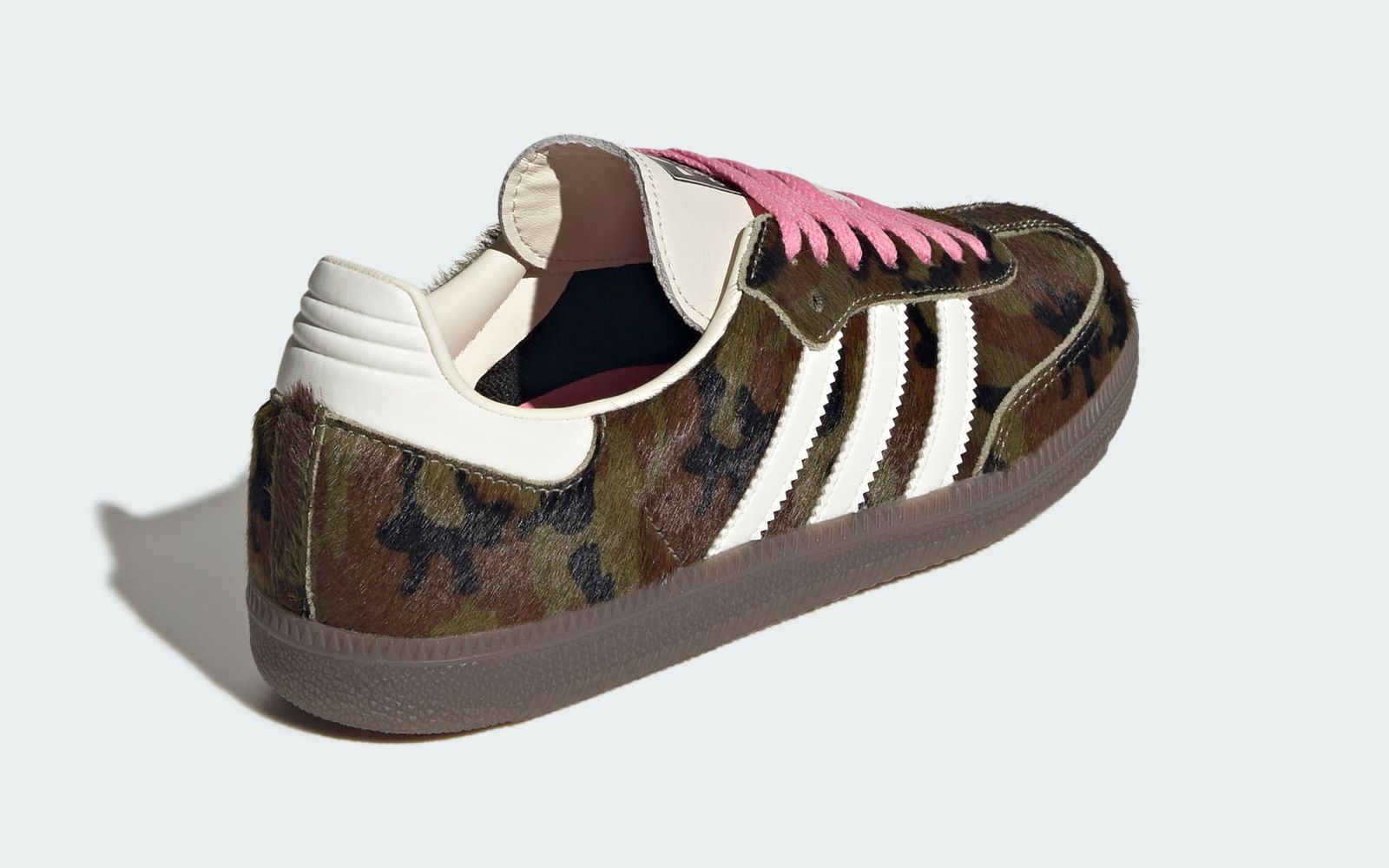 adidas Samba Camo Pony Hair Brown Camo achteraanzicht met roze veters