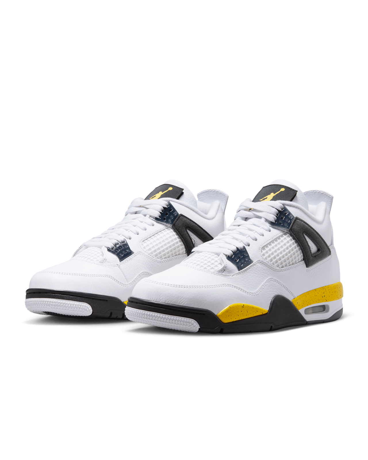 Air Jordan 4 Tour Yellow, driekwart aanzicht van het paar