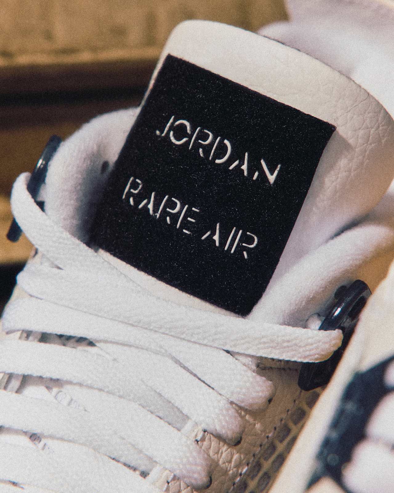 Air Jordan 4 Tour Yellow, close-up van het Jordan Rare Air-tonglabel