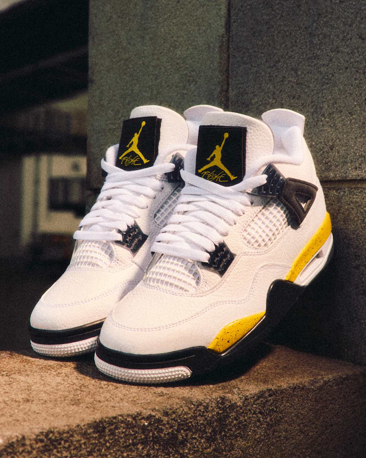 Air Jordan 4 Tour Yellow, sfeerbeeld van het paar
