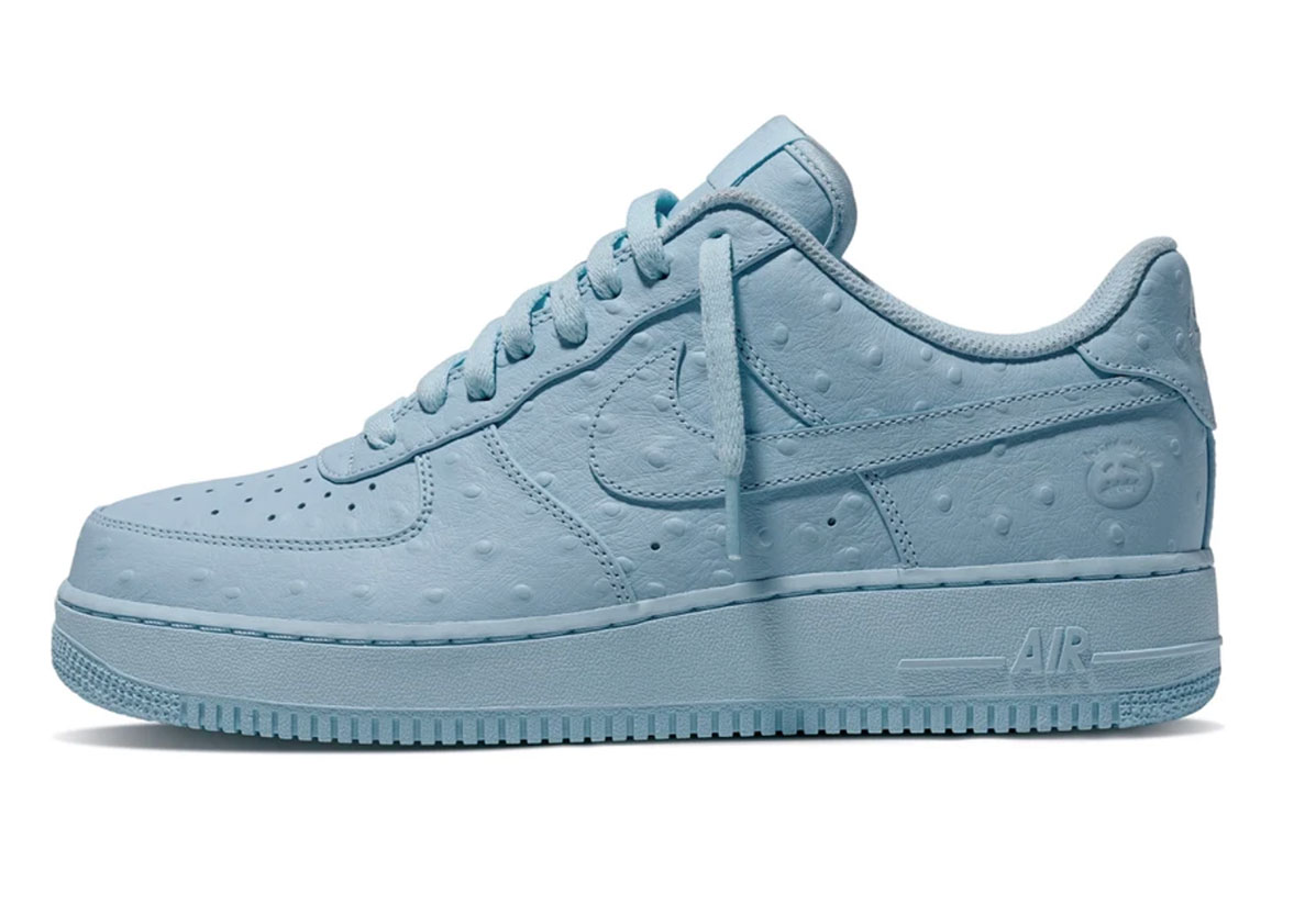 Travis Scott Air Force 1 Ice Blue zijaanzicht met struisvogel-textuur