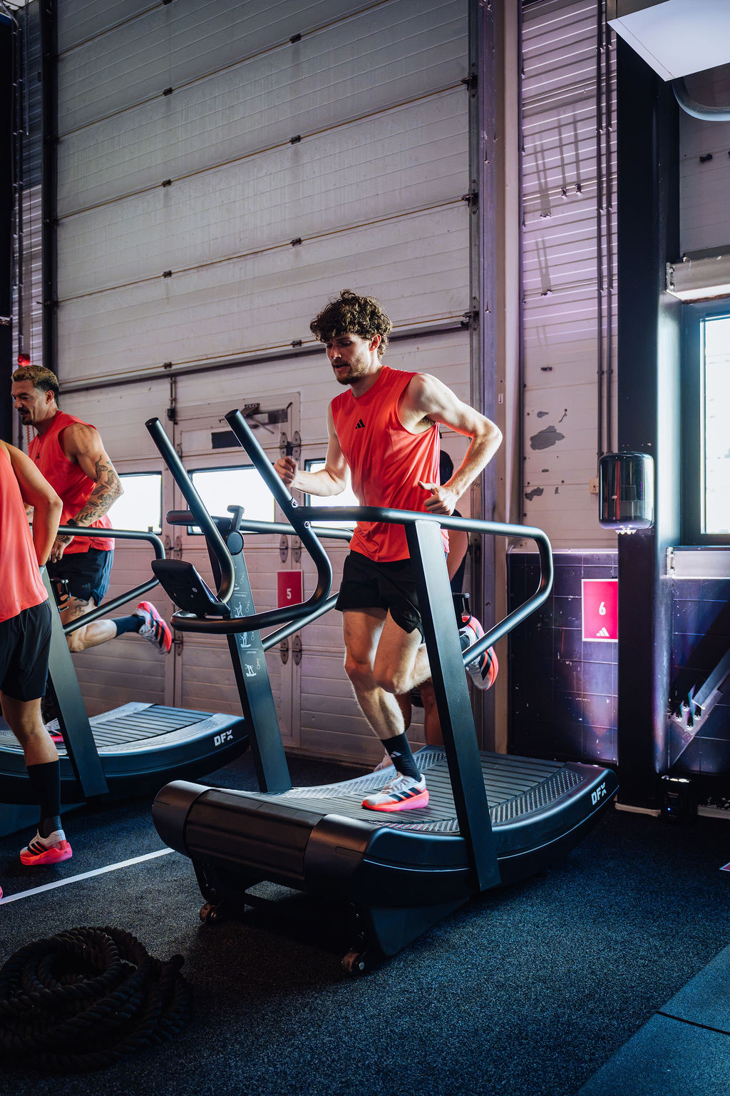 Teilnehmer während des Hybrid-Trainings in der umgebauten Halle