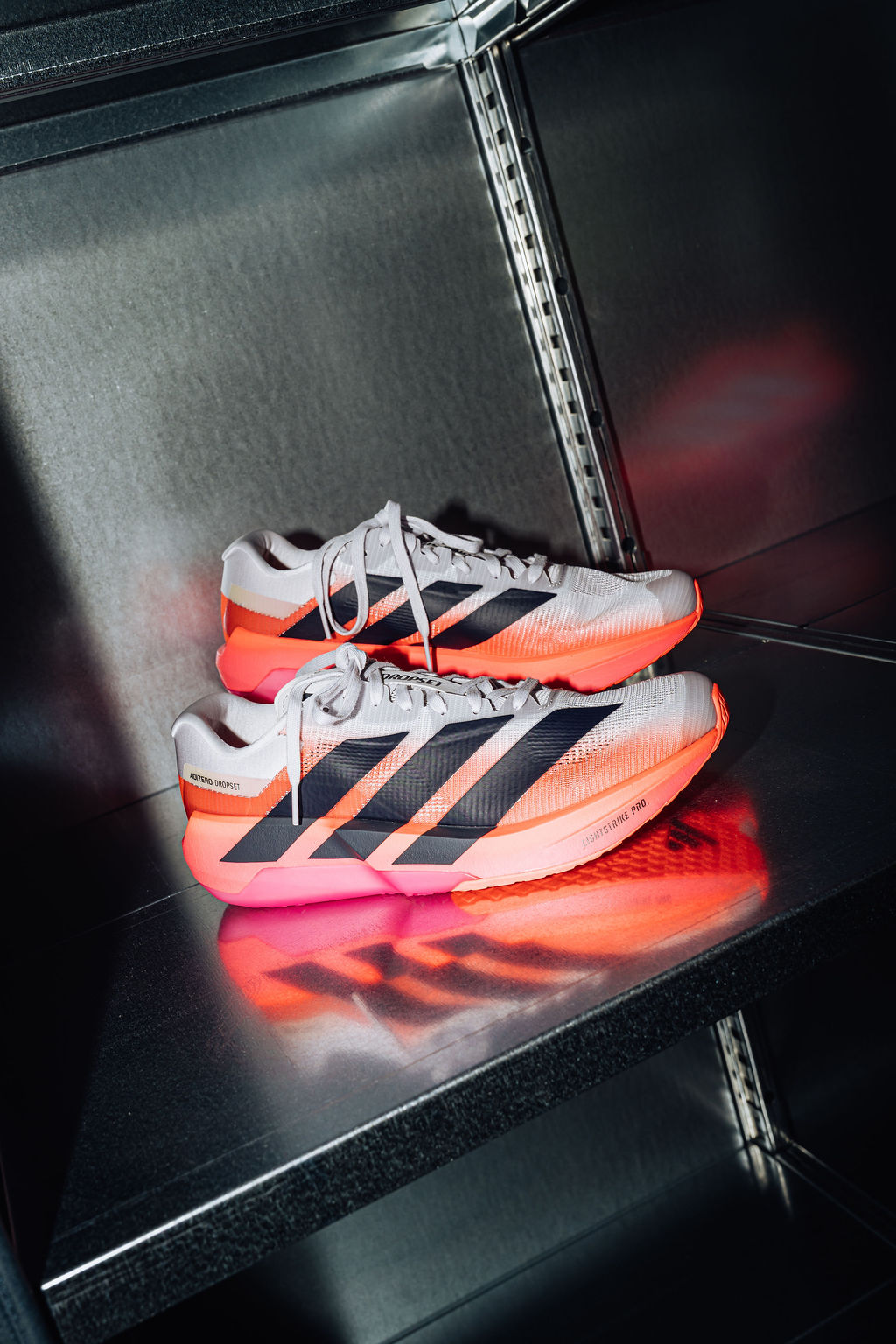 Der adidas Adizero Dropset Pro mit seinen technischen Merkmalen im Hintergrund