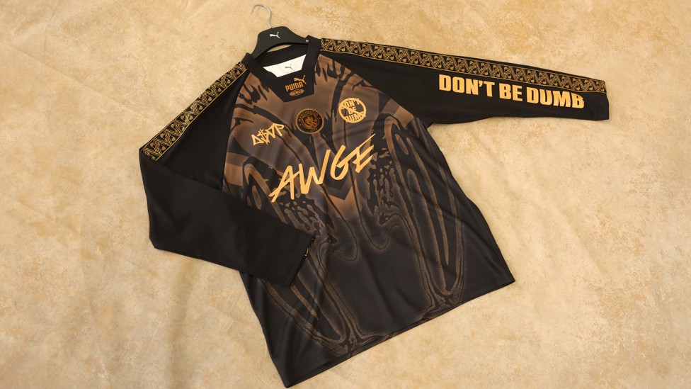 Detail of the PUMA Manchester City shirt with the "DON'T BE DUMB" print