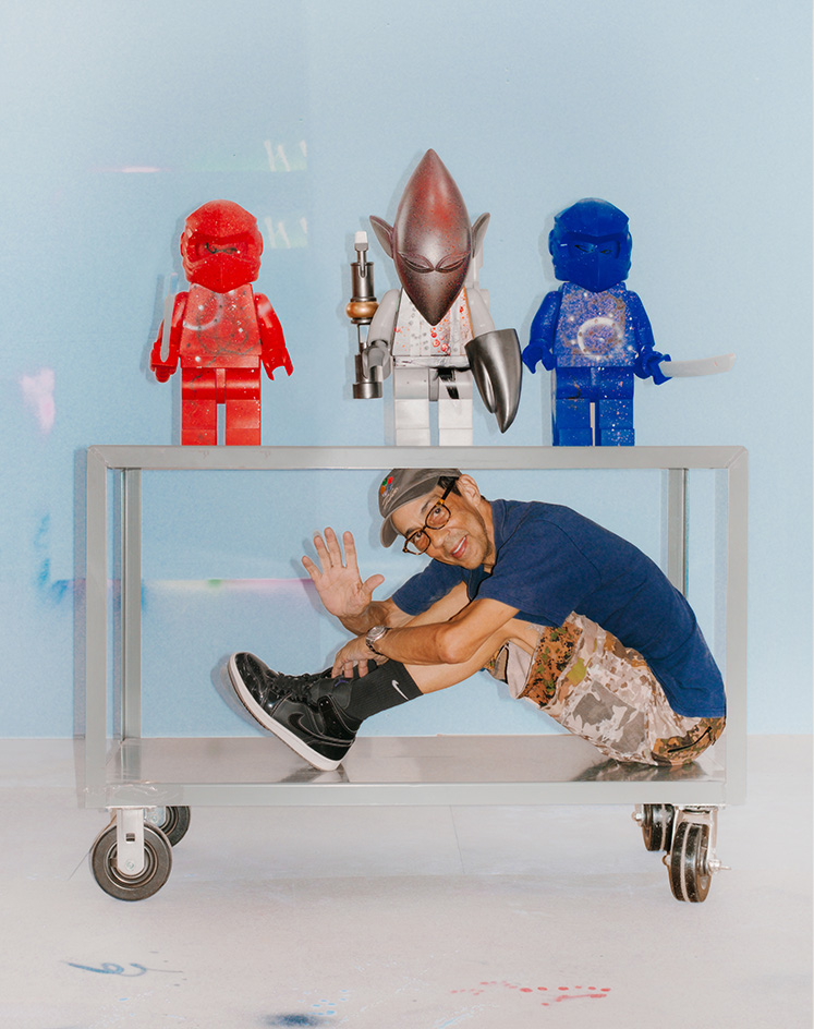 Futura posiert mit den drei LEGO-Ninjago-Figuren