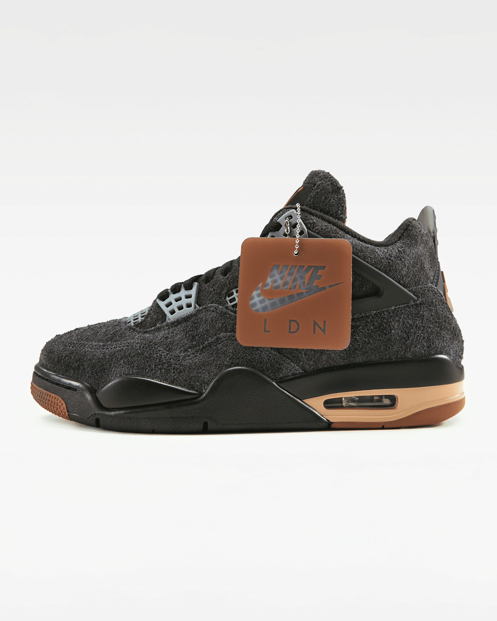 Air Jordan 4 London met NIKE LDN-hangtag op de hiel