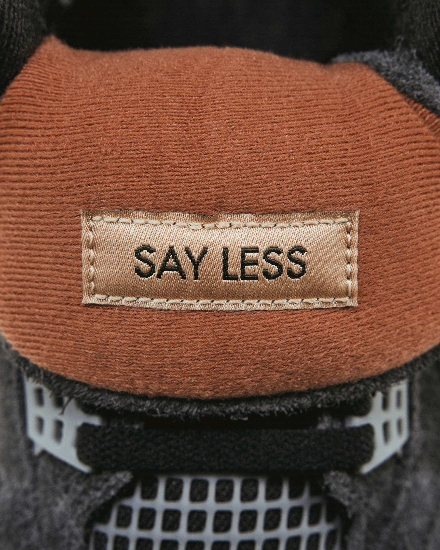 Air Jordan 4 London SAY LESS-label onder de tong