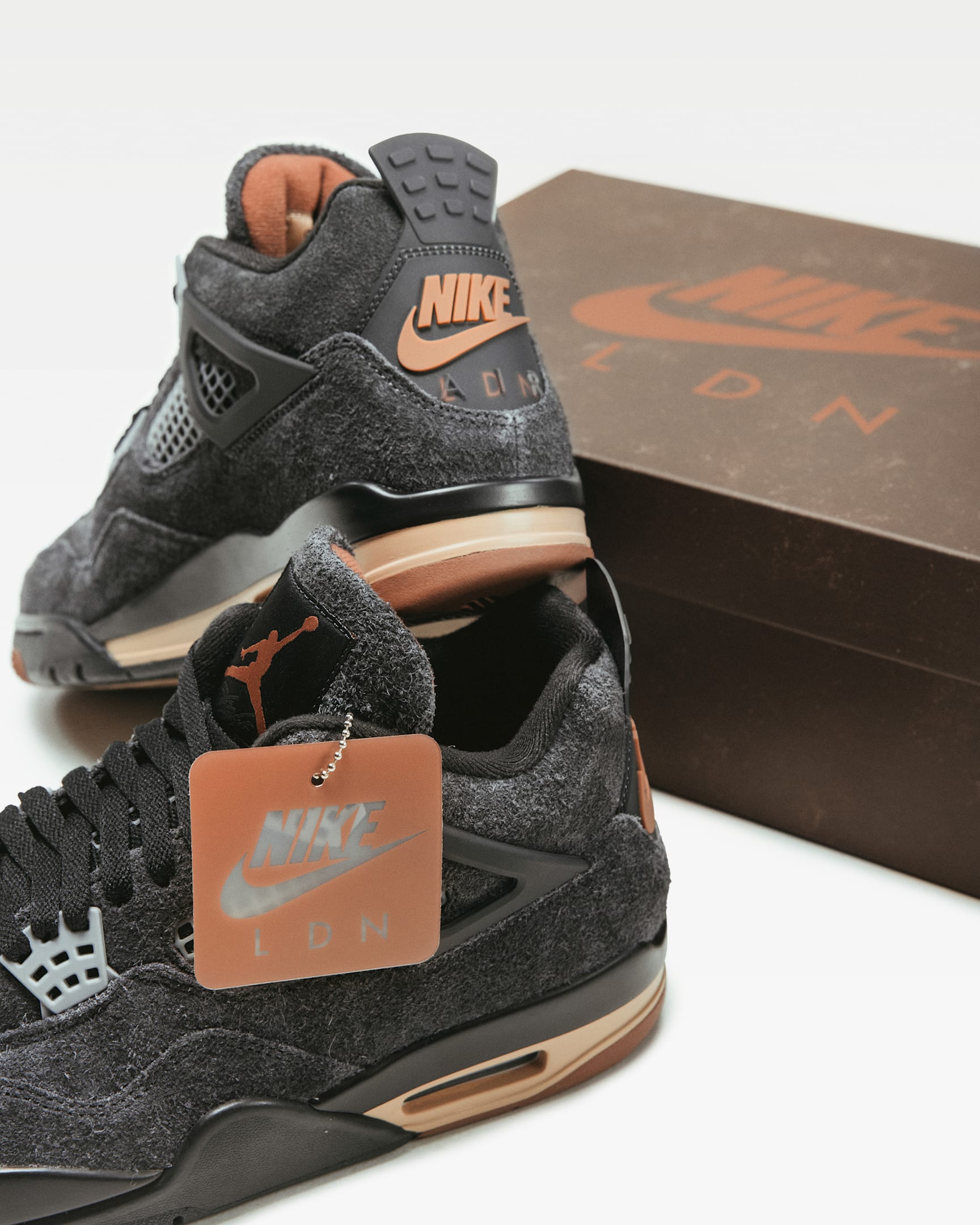 Air Jordan 4 London paar met speciale schoenendoos en LDN-details
