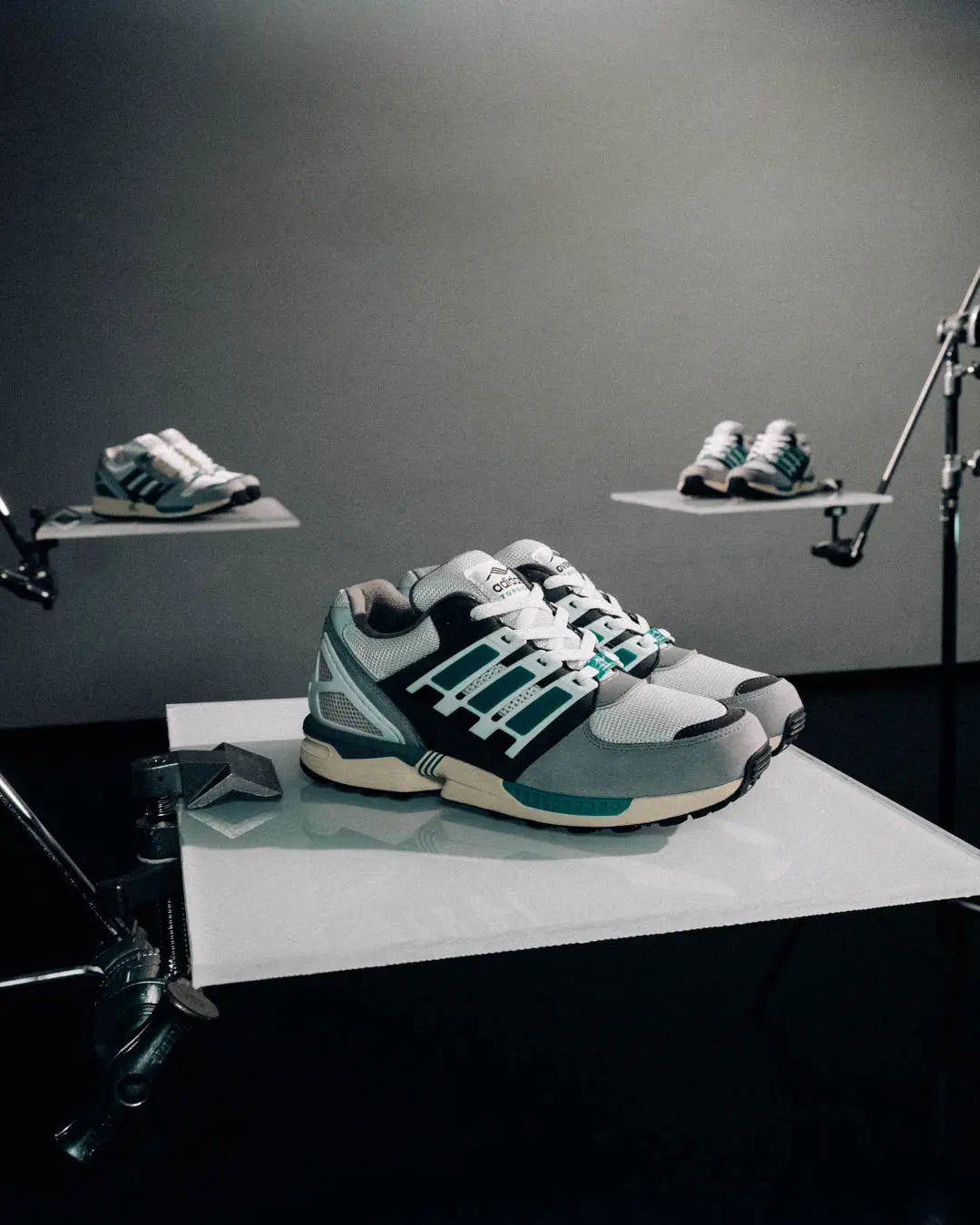 Seitenansicht des adidas ZX 8094 Overkill 'The Missing Link'