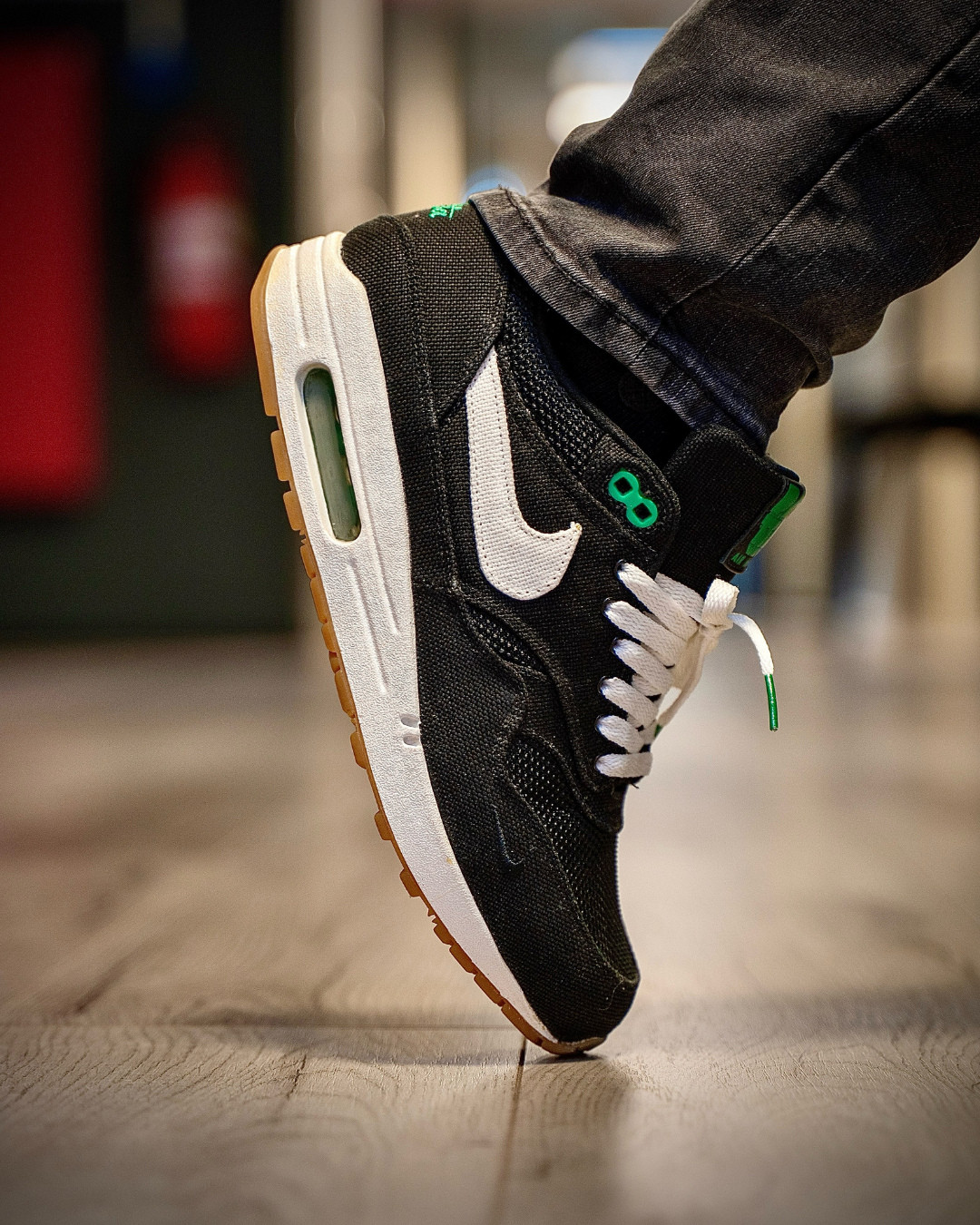 Zijaanzicht van de Patta x Nike Air Max 1 'Lucky Green' on-foot