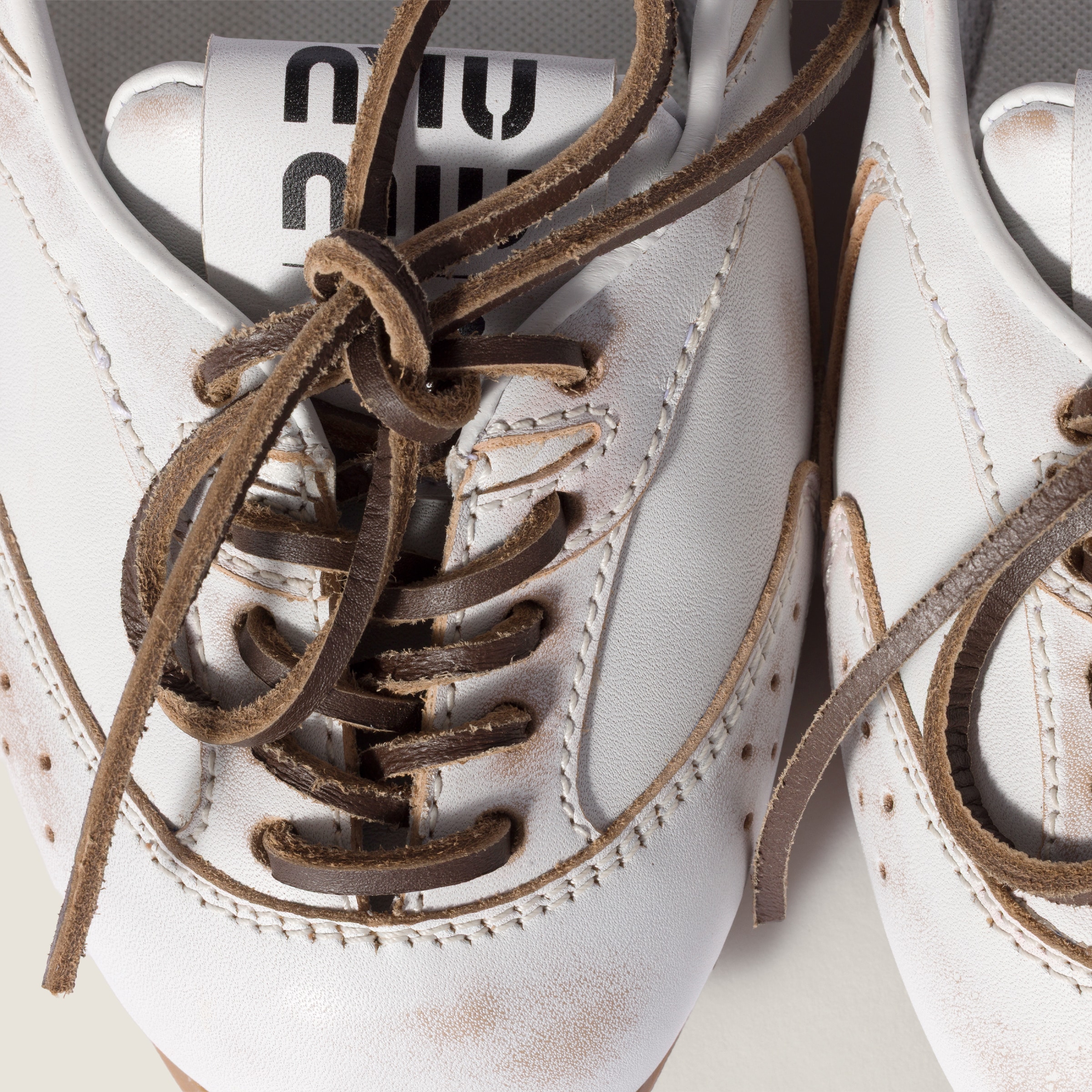 New Balance x Miu Miu 530 SL Ballerina, detail van het Deco-leer
