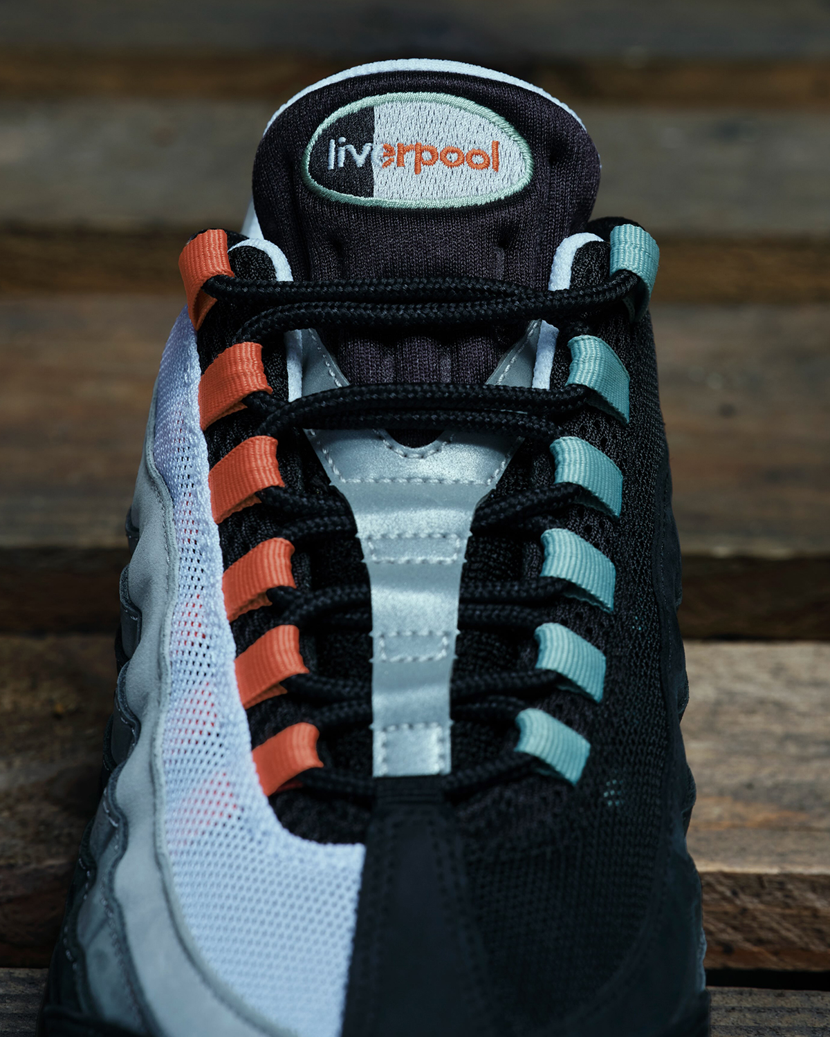 Nike Air Max 95 Liverpool, close-up of the split Liverpool tongue tag