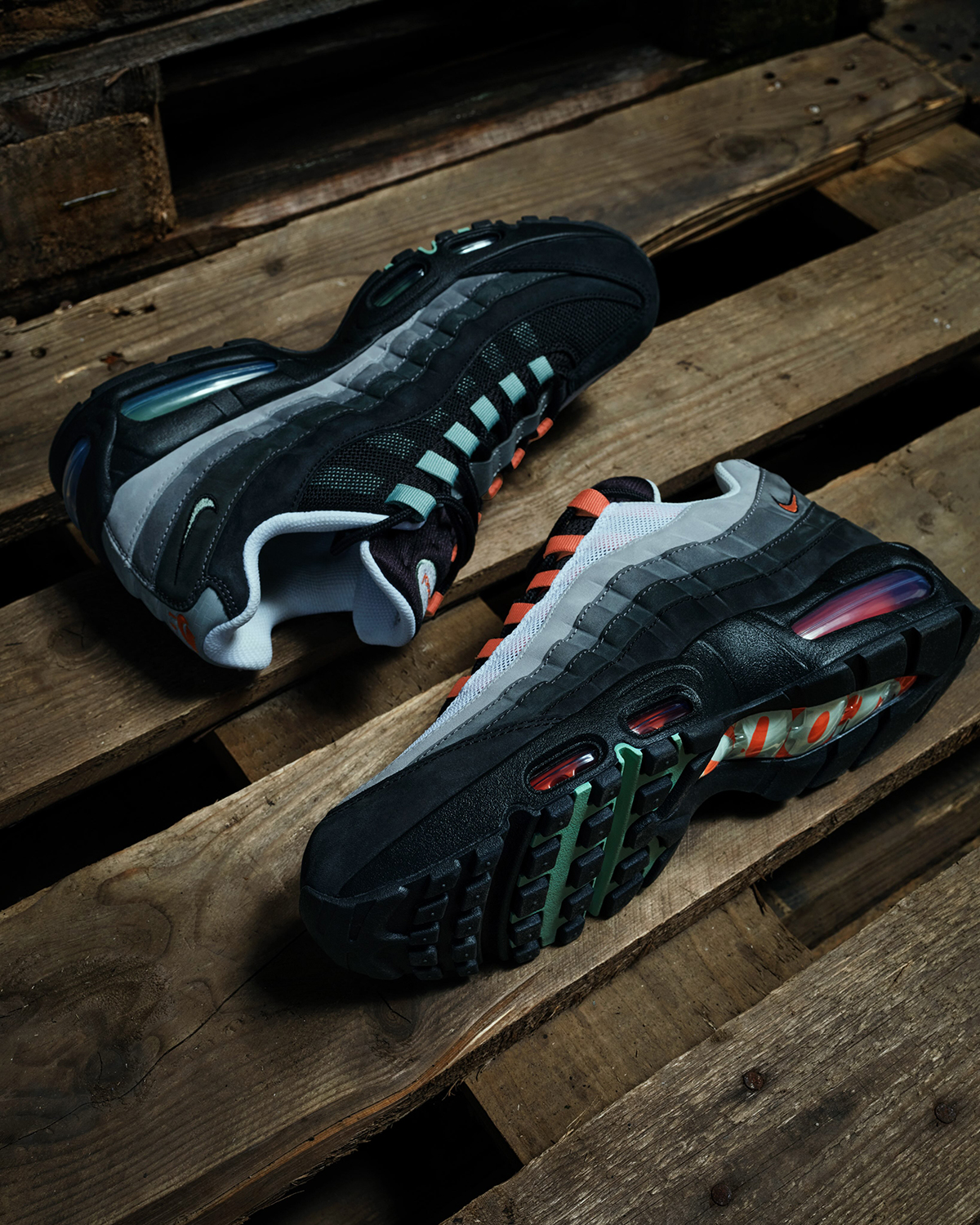 Nike Air Max 95 Liverpool pair, outsole and side view on wooden pallets