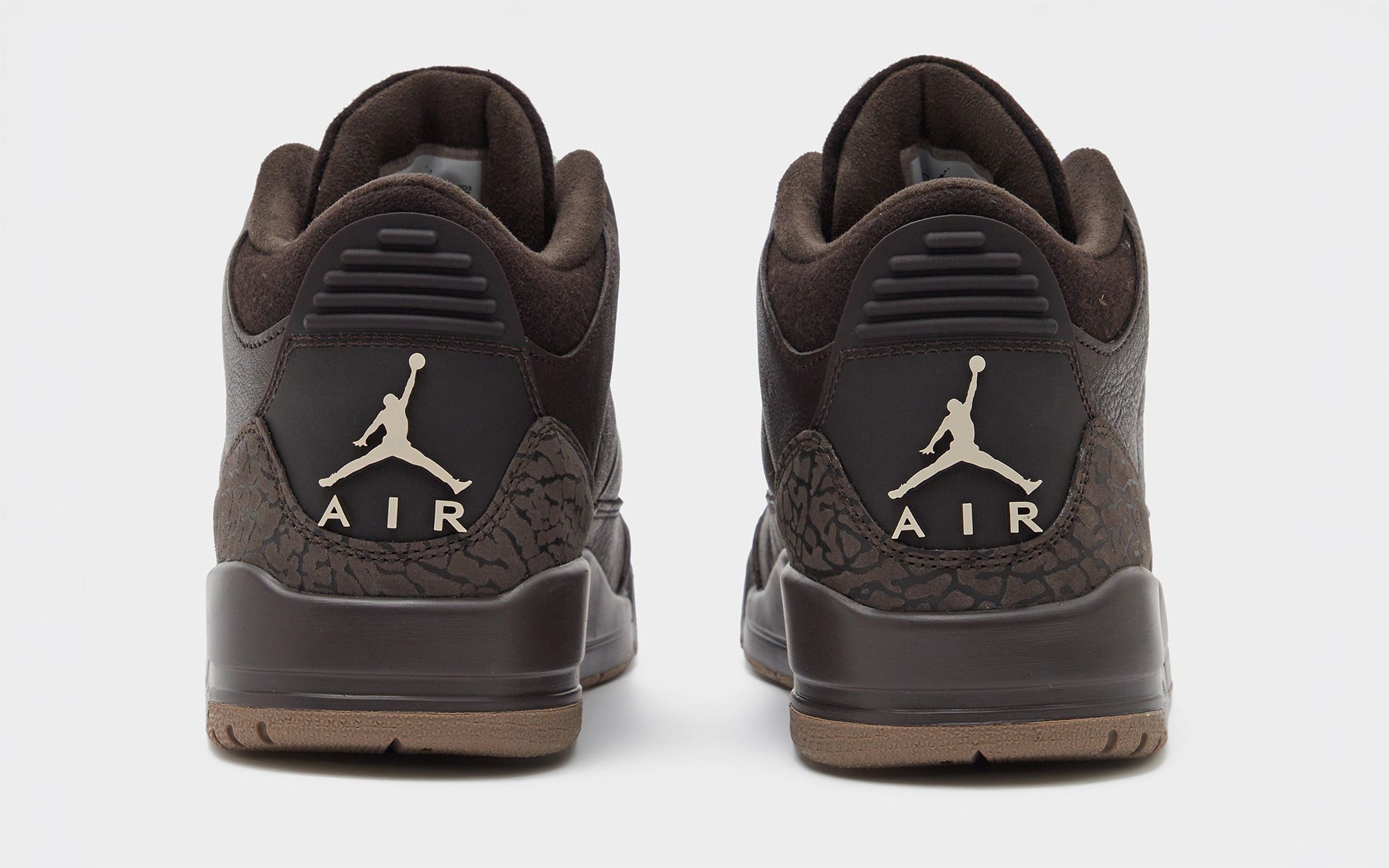 Hielaanzicht van de Air Jordan 3 'Fireside' met Jumpman-branding