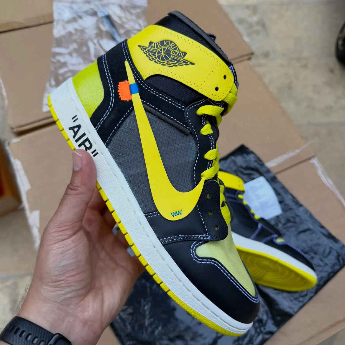 Zijaanzicht van de Off-White x Air Jordan 1 High OG Black/Lightning sample