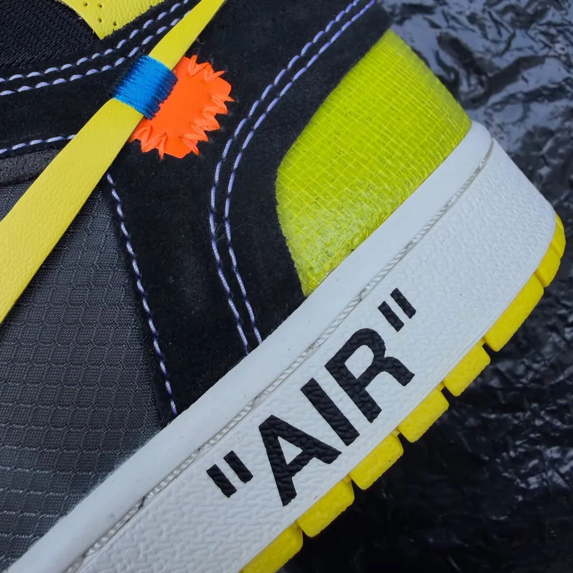 Hieldetail van de Off-White x Air Jordan 1 Black/Lightning sample