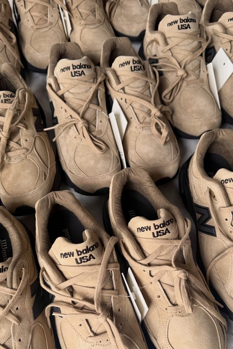 Zijaanzicht JJJJound x New Balance 990v3 in tan suède