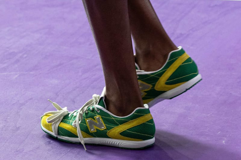 Detail van de Miu Miu x New Balance RC150 met mesh-upper en zigzagstiksels