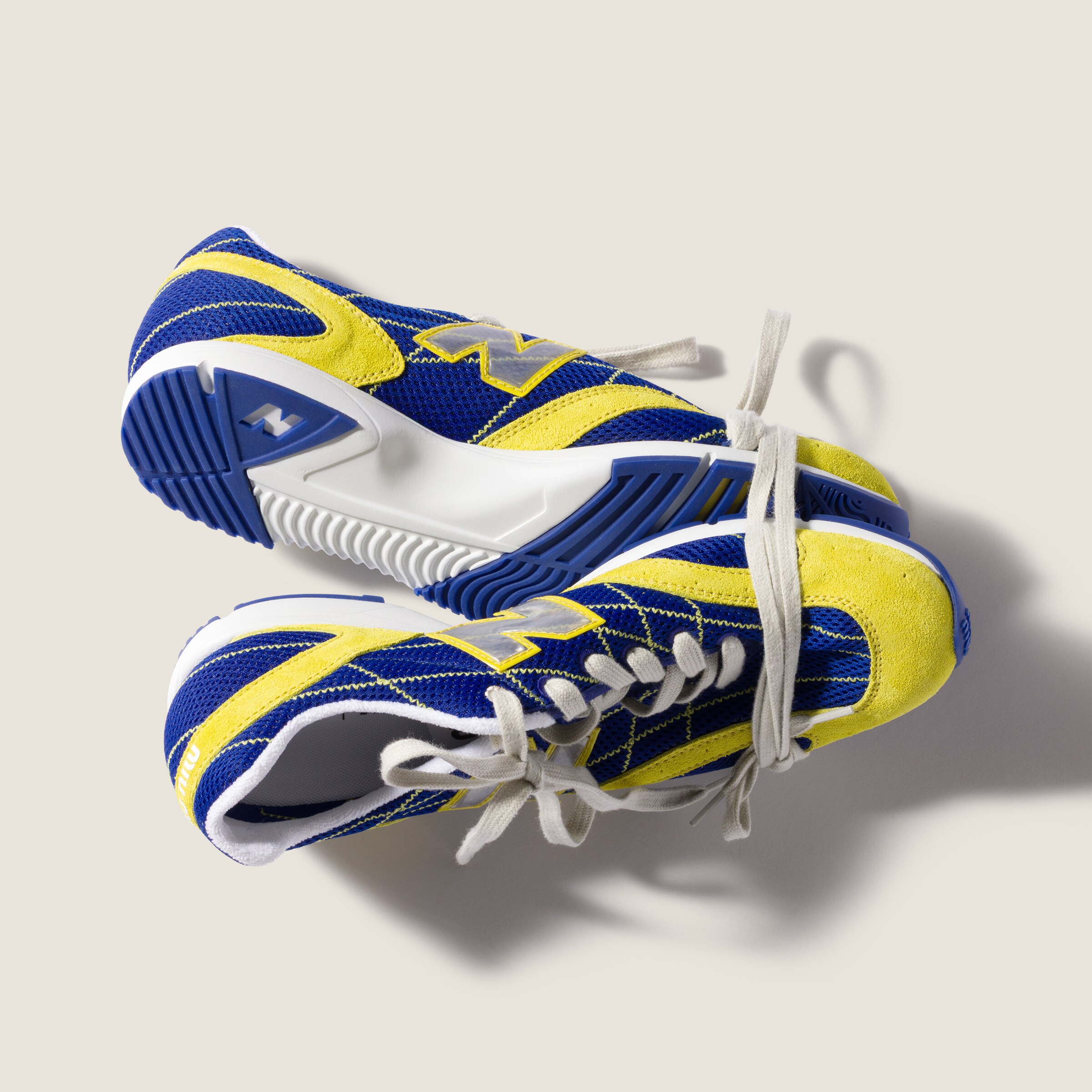 Miu Miu x New Balance RC150 Indigo/Citron Yellow gedragen