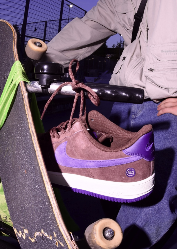 Ben-G x Nike SB Air Force 1 op een skateboard