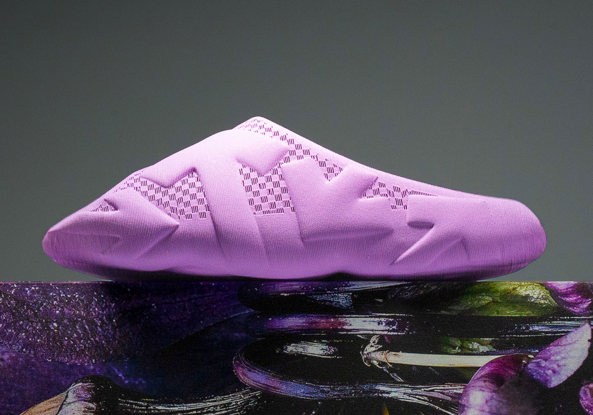 Off-White x Zellerfeld Arrows Teaser slide in Lilac op een doos met artwork
