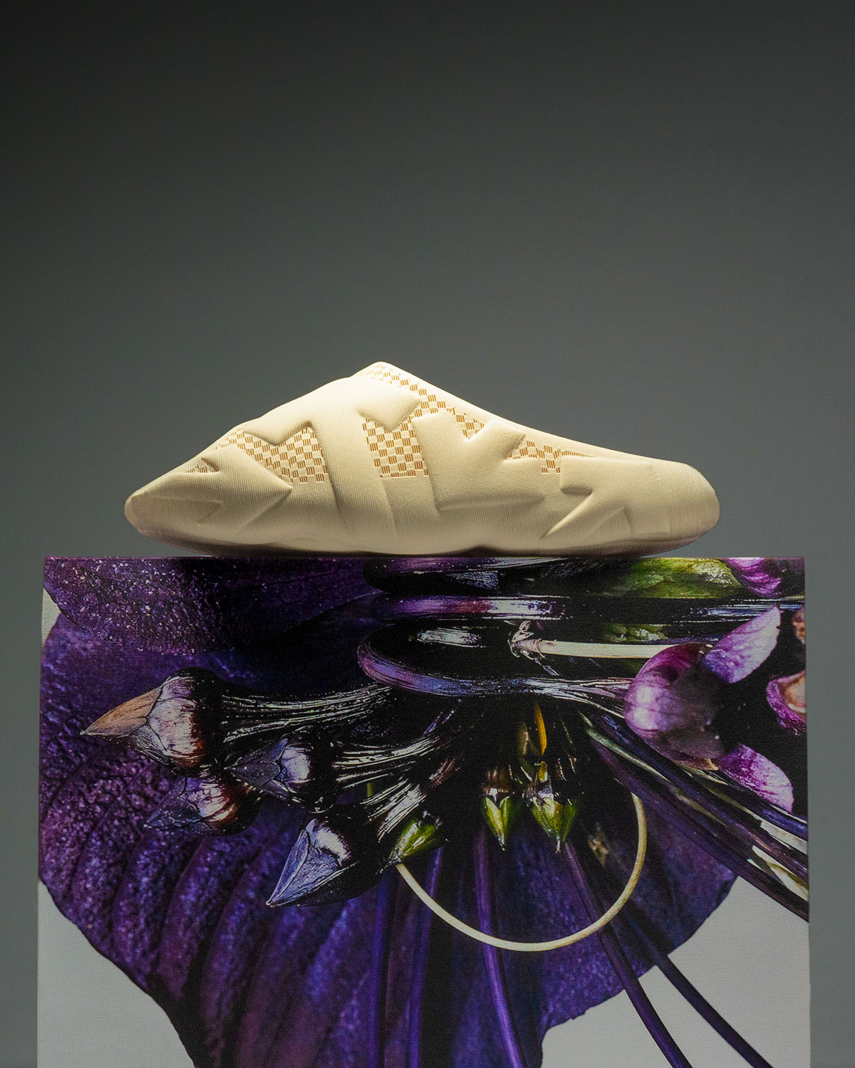 Off-White x Zellerfeld Arrows Teaser slide in Oat op een doos met artwork