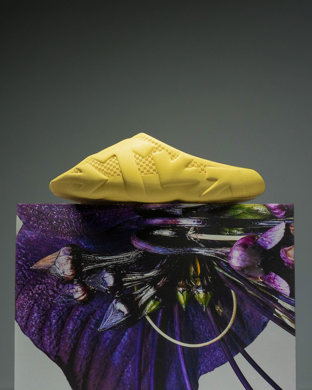 Off-White x Zellerfeld Arrows Teaser slide in Yellow op een doos met artwork