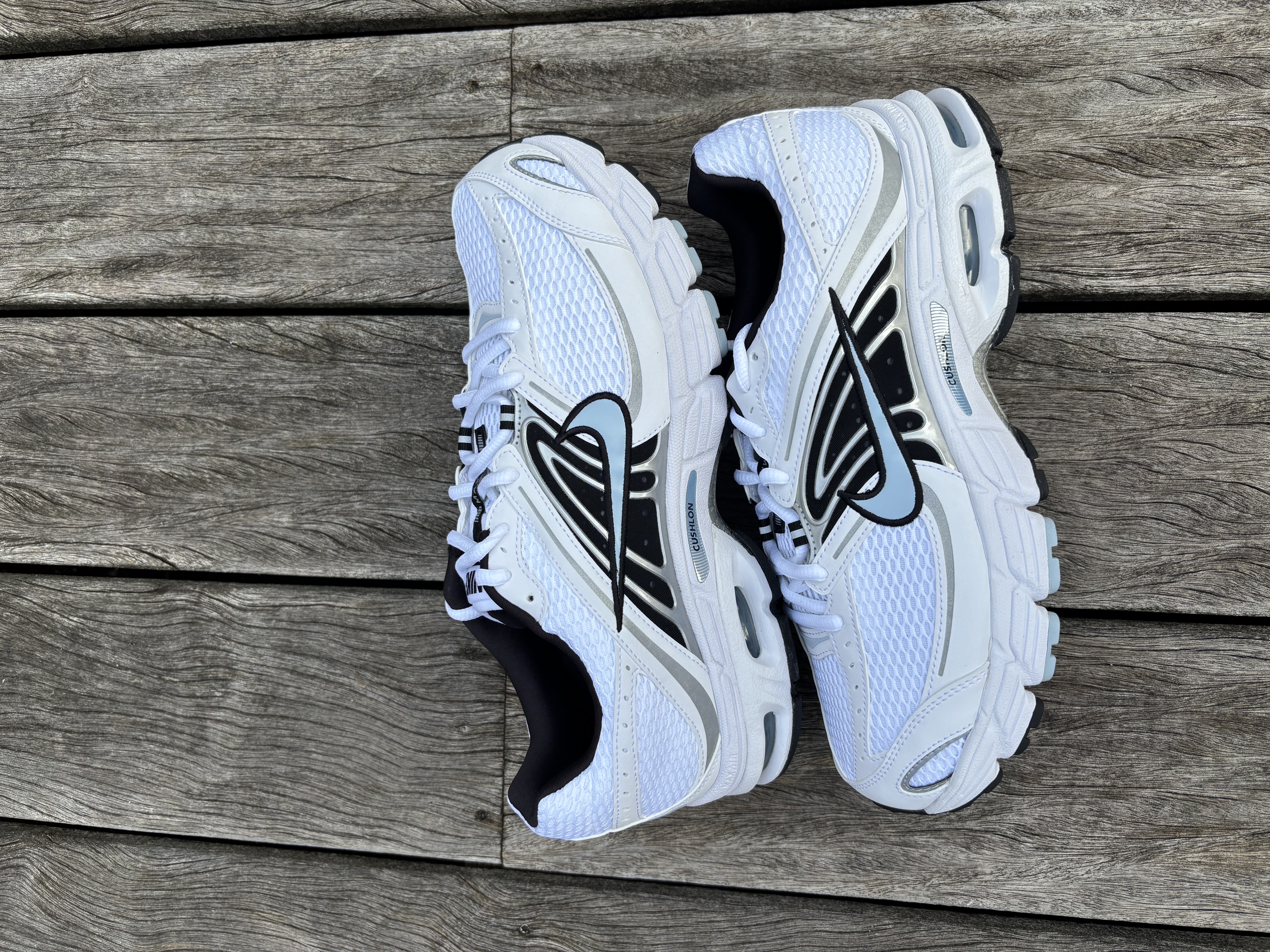 Nike Air Max Moto 2K in wit met blauwe en zwarte accenten – paar
