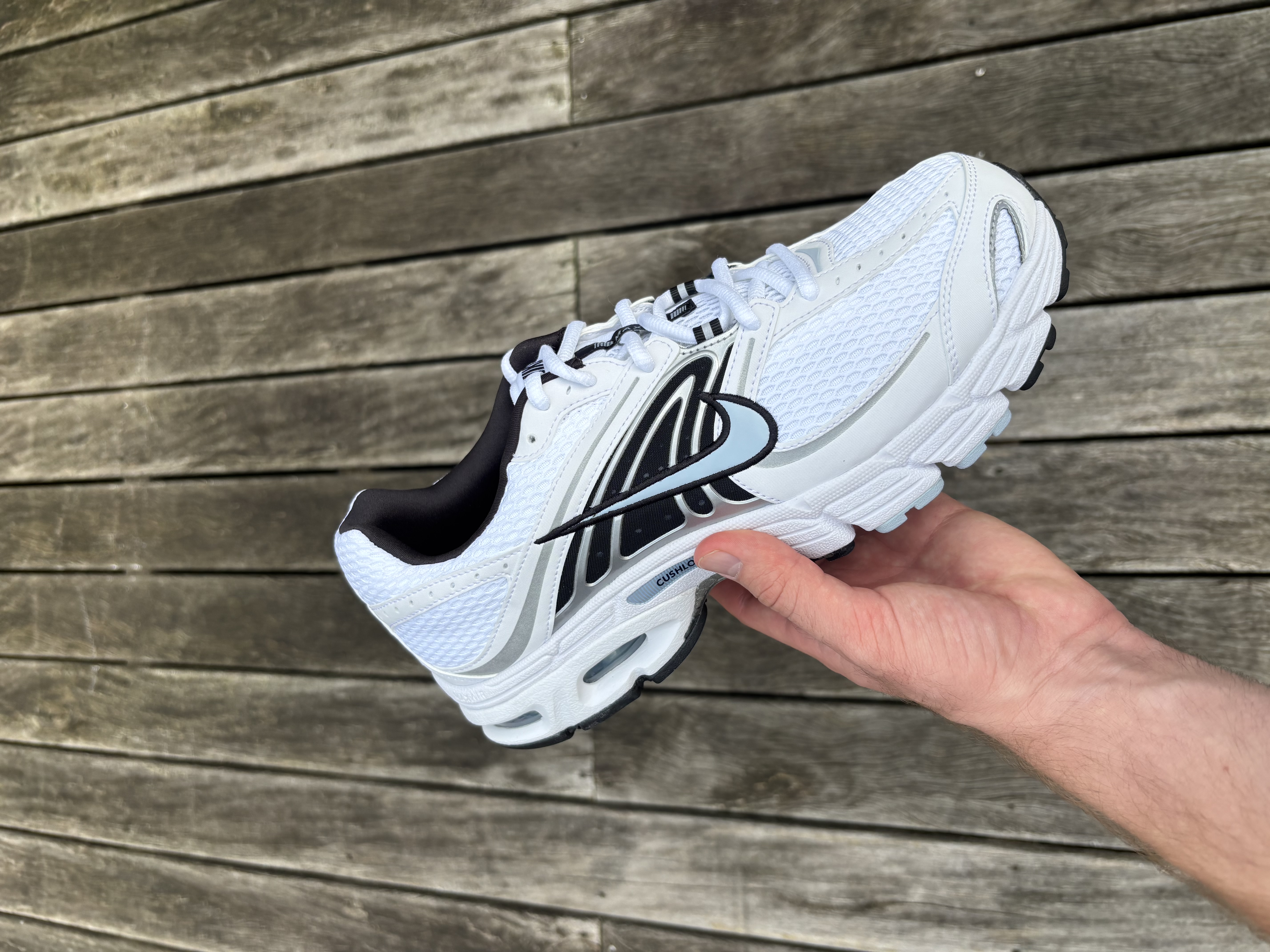 Nike Air Max Moto 2K in wit met blauwe accenten – in de hand