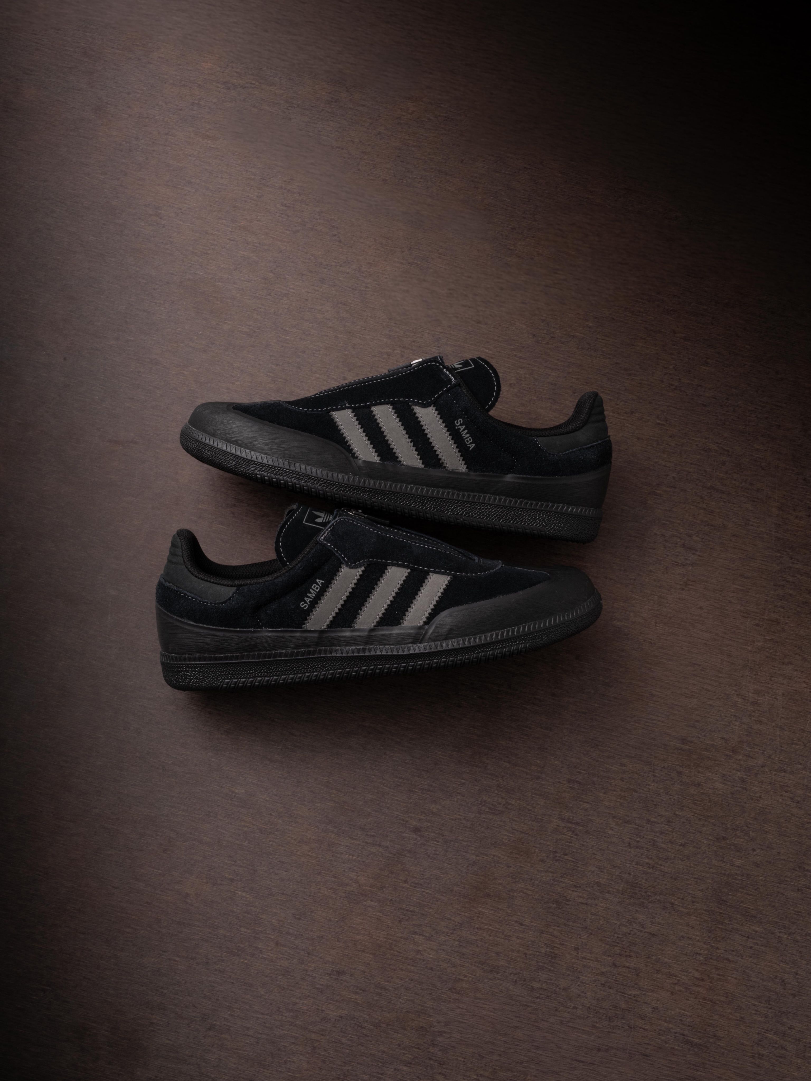 adidas Samba Zip in zwart met grijze Three Stripes