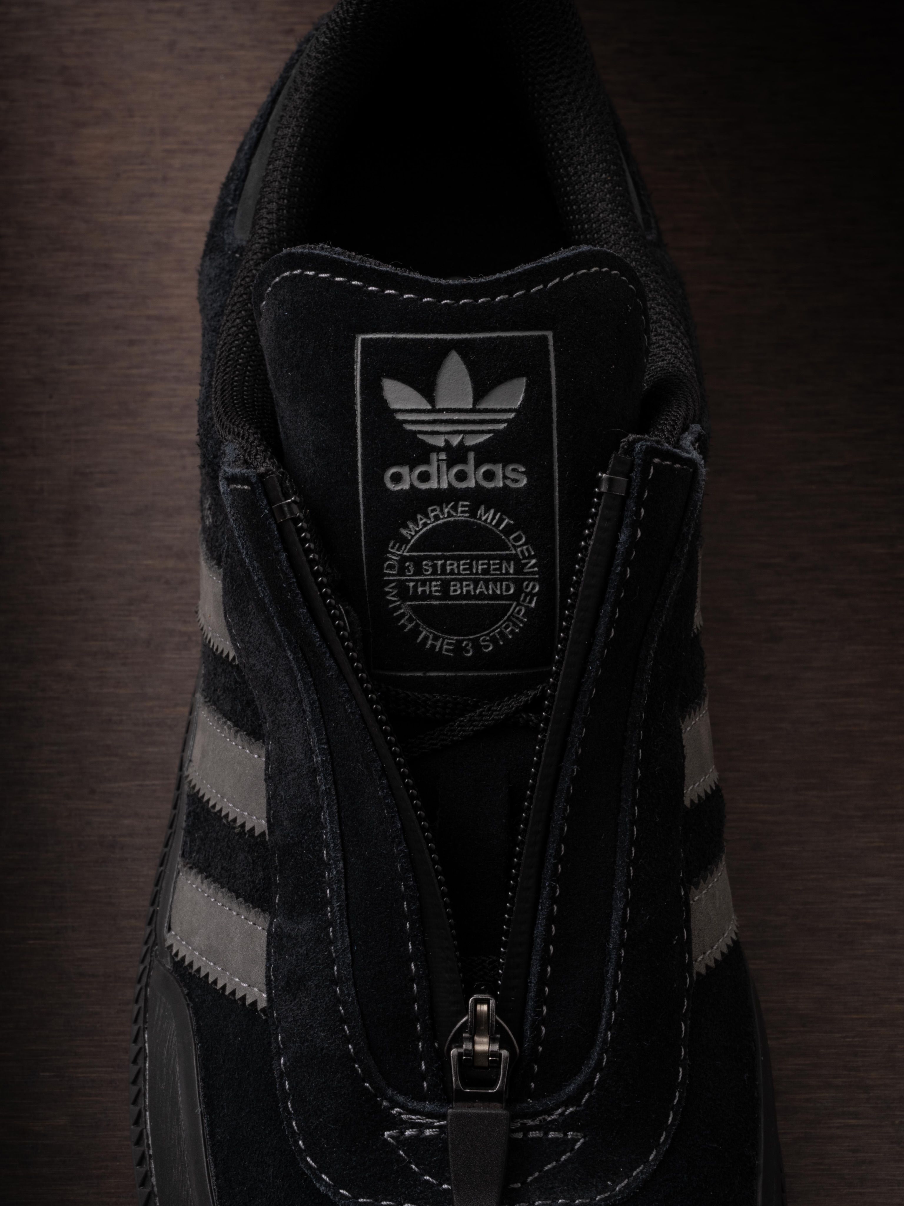 Geopende rits van de zwarte adidas Samba Zip