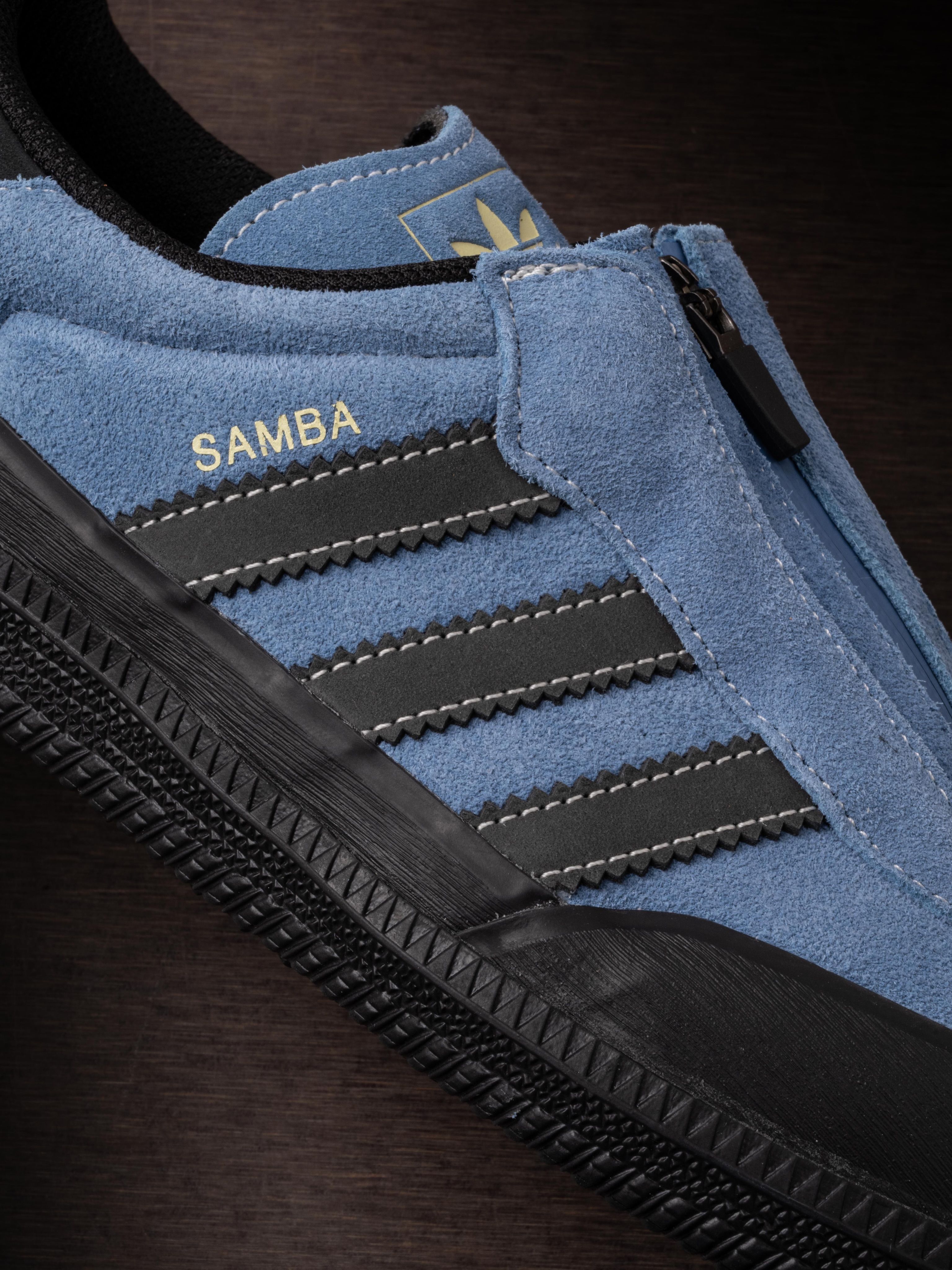 Zijpaneel van de blauwe adidas Samba Zip