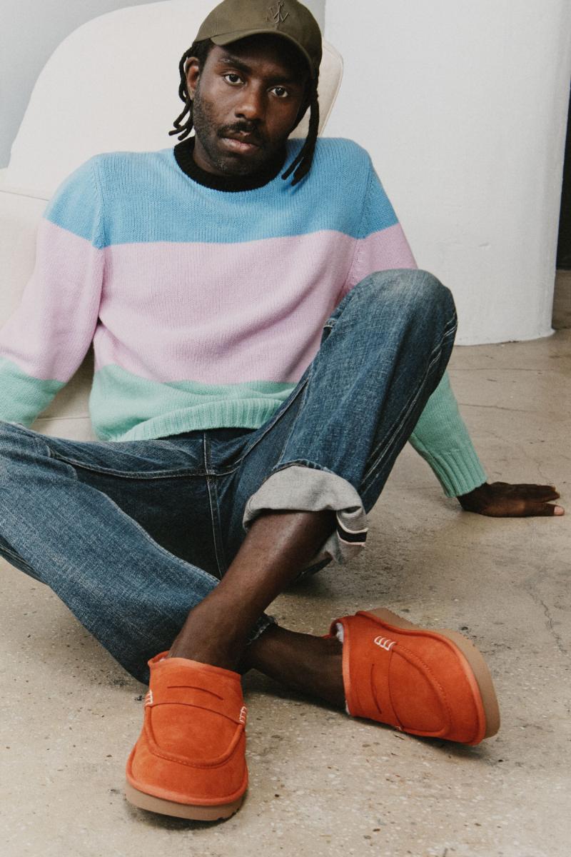 Dev Hynes trägt den UGG x JW Anderson Loafer in Orange