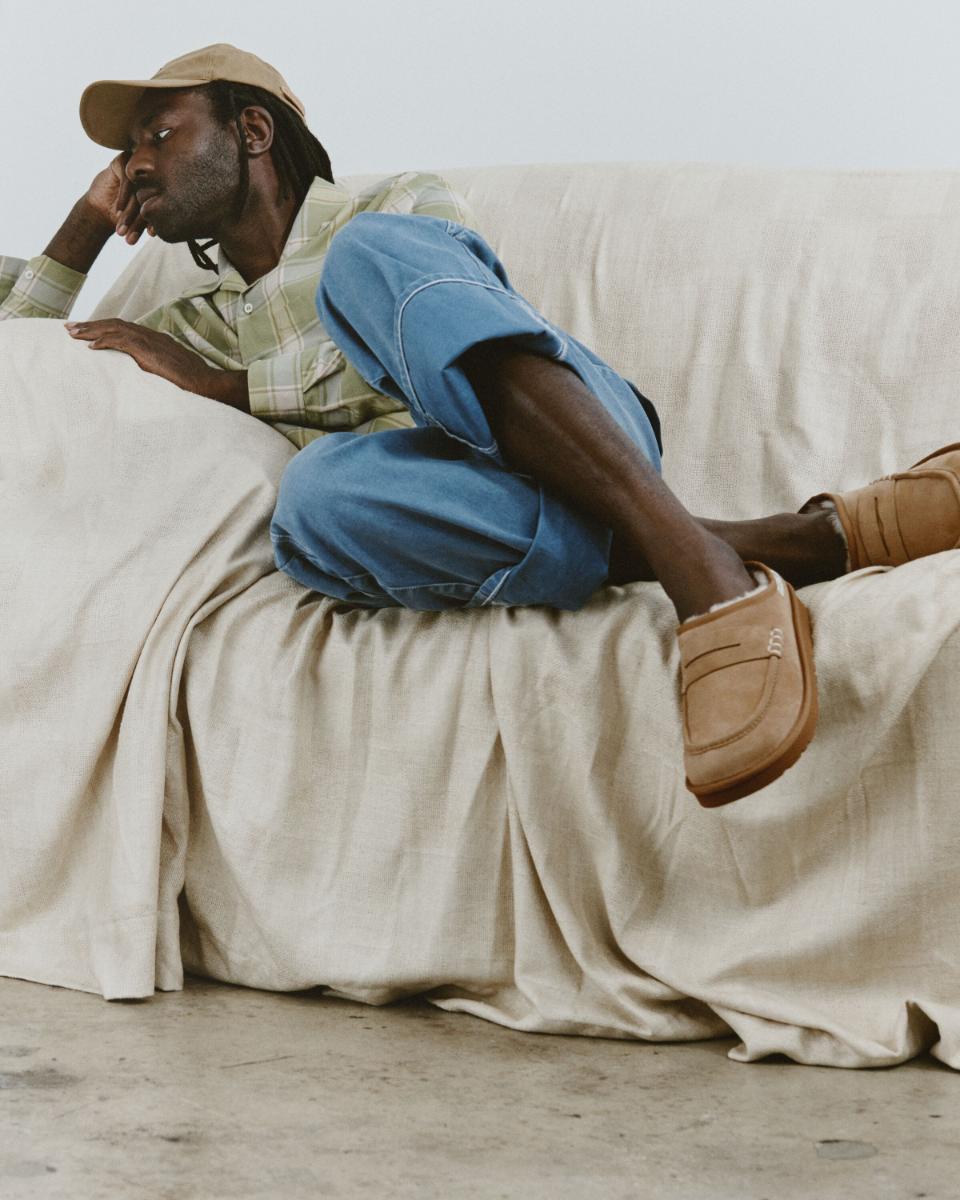 Dev Hynes trägt den UGG x JW Anderson Loafer in Chestnut