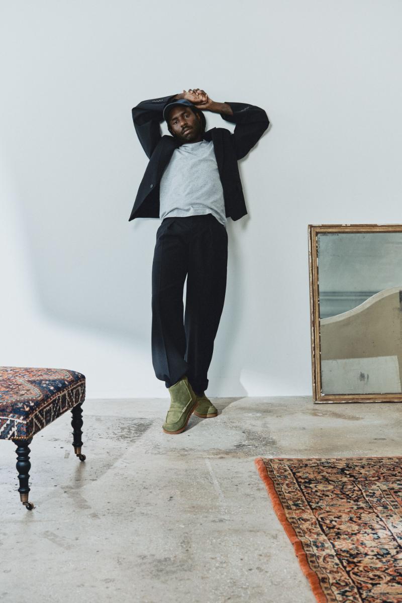 Dev Hynes trägt den UGG x JW Anderson Loafer Boot in Khaki