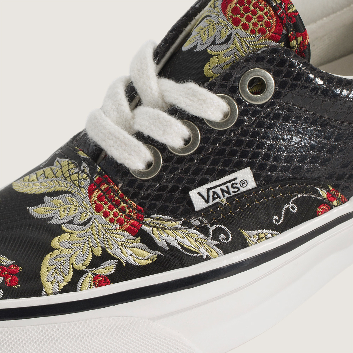 Vans OTW Era Snakeskin in Schwarz mit gestickten Blumen (VN00114BBLK)