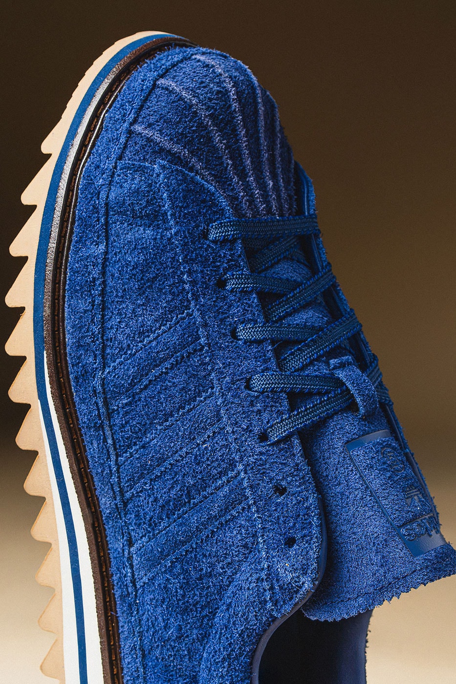 Detail van de blauwe CLOT Superstar met sawtooth-zool