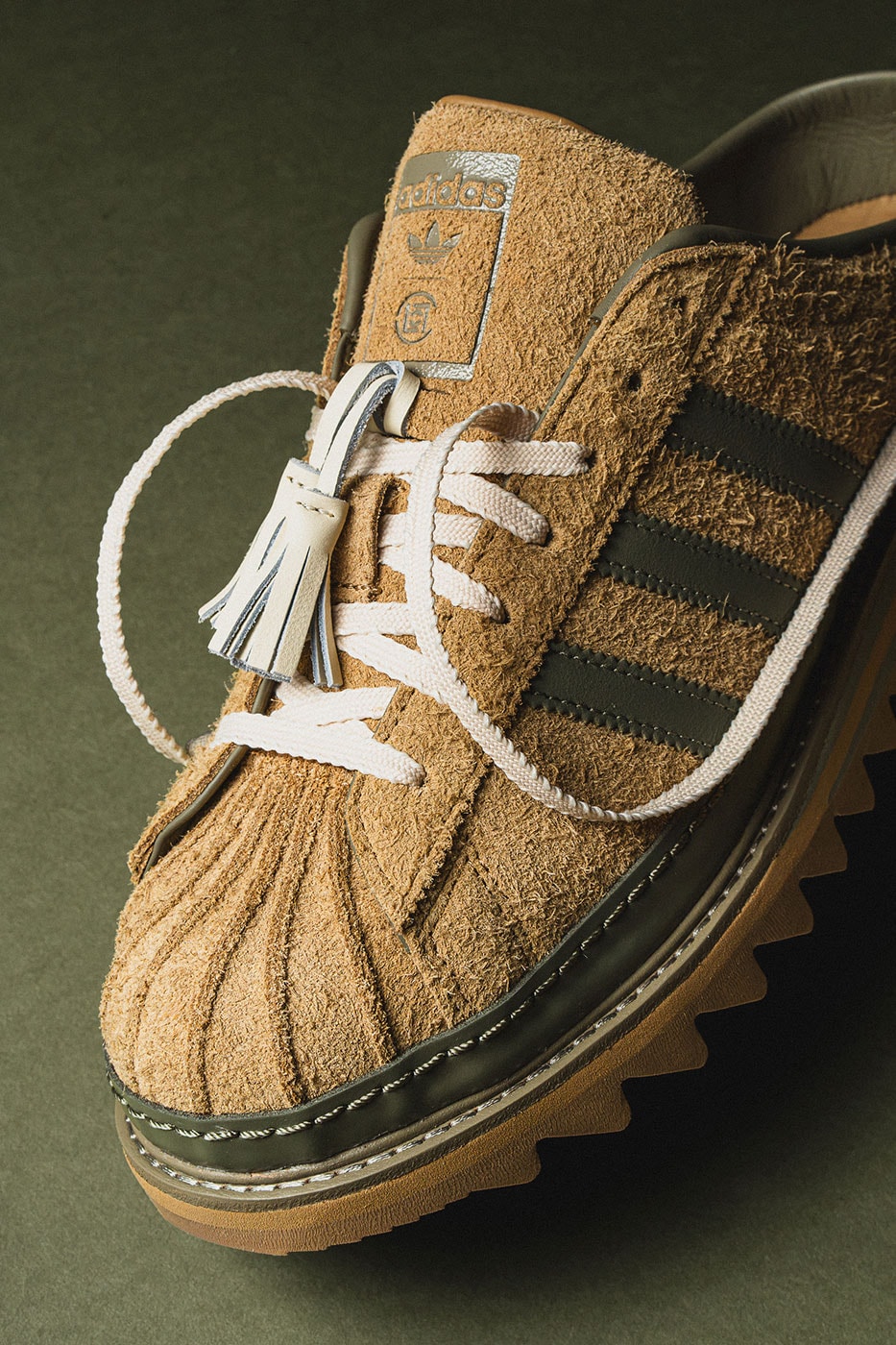 Detail van de CLOT Sawtooth Mule met shell toe en kwastjes