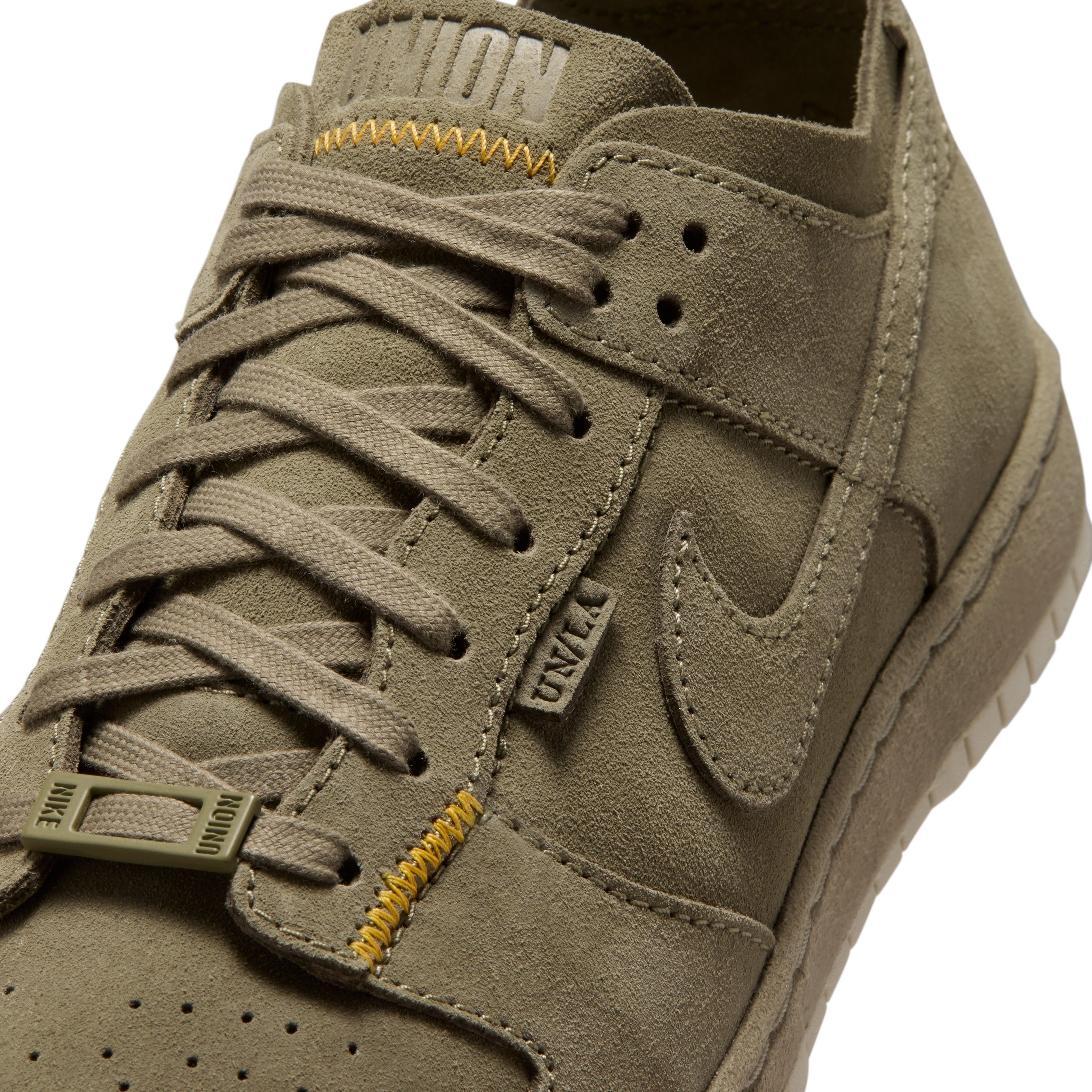 Union LA x Nike Dunk Low 'Bamboo' detail voorvoet met geel stiksel