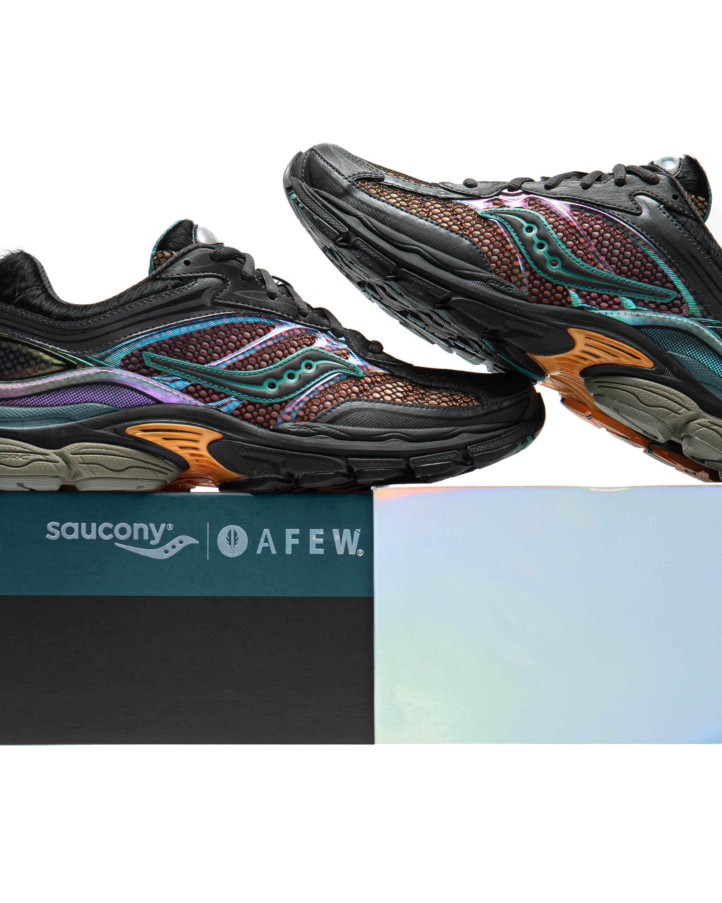 afew x Saucony ProGrid Omni 9 'Tara Hawk' campagnebeeld met Saucony x afew-branding