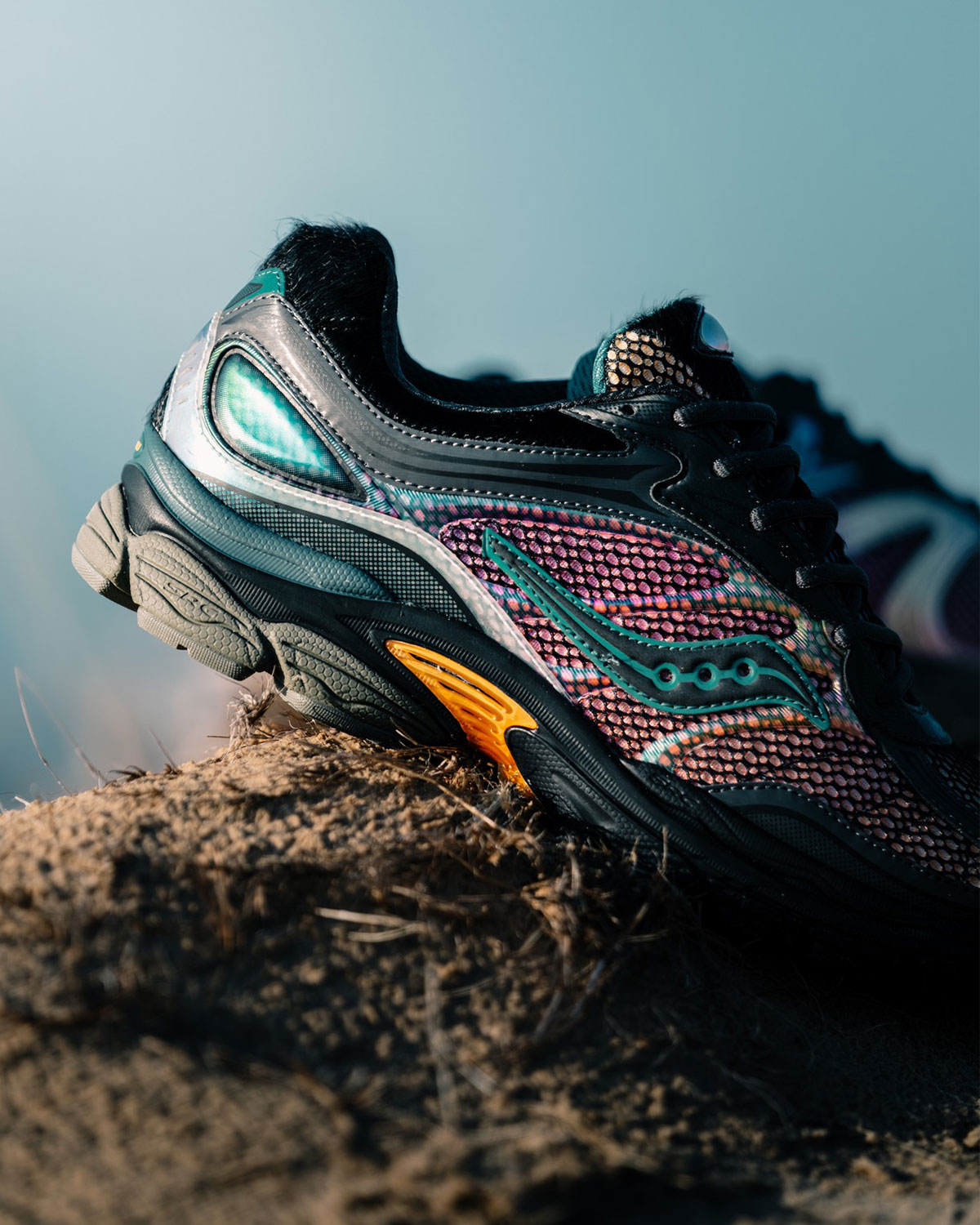 afew x Saucony ProGrid Omni 9 'Tara Hawk' campagnebeeld in het zand