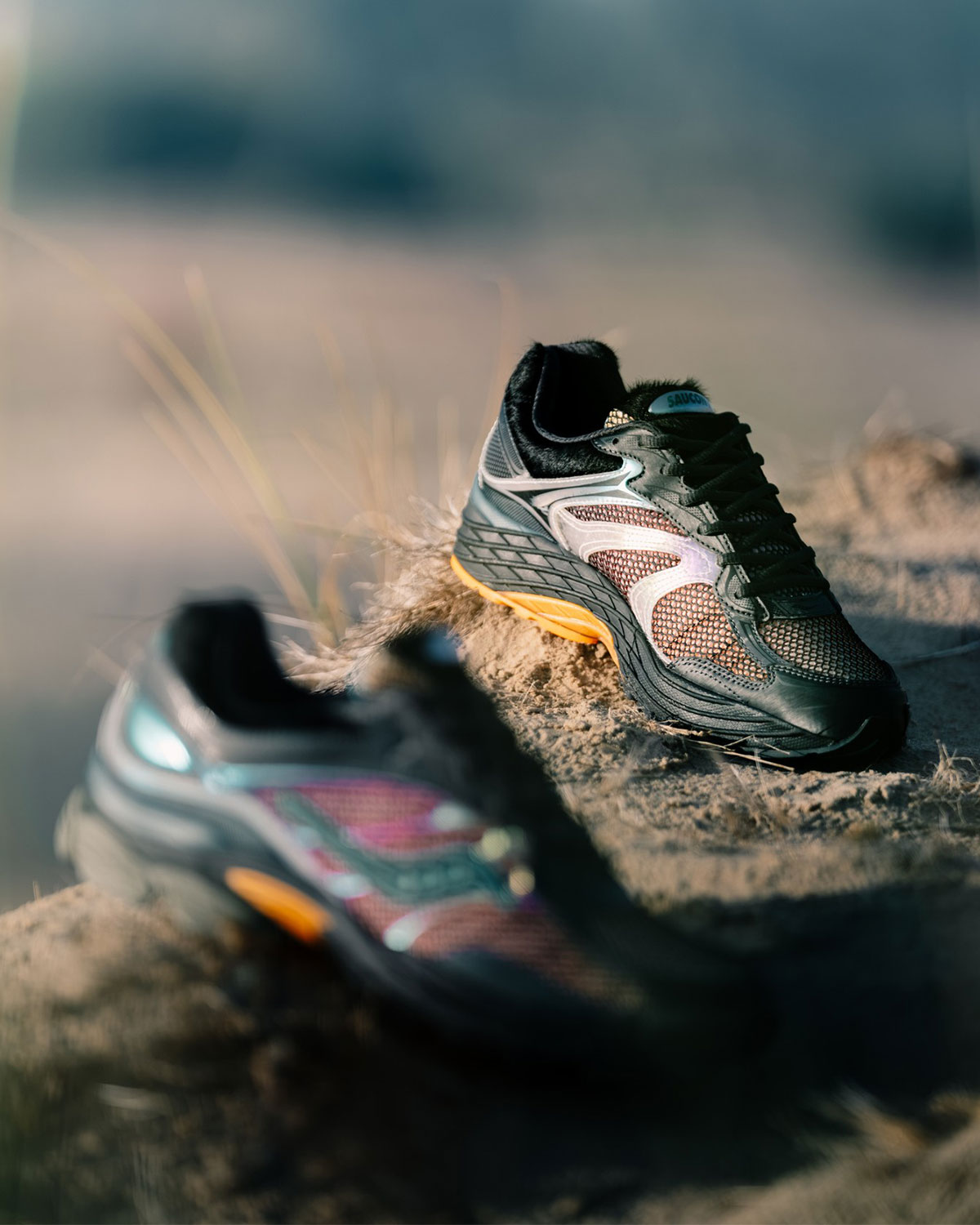 afew x Saucony ProGrid Omni 9 'Tara Hawk' paar op een duin
