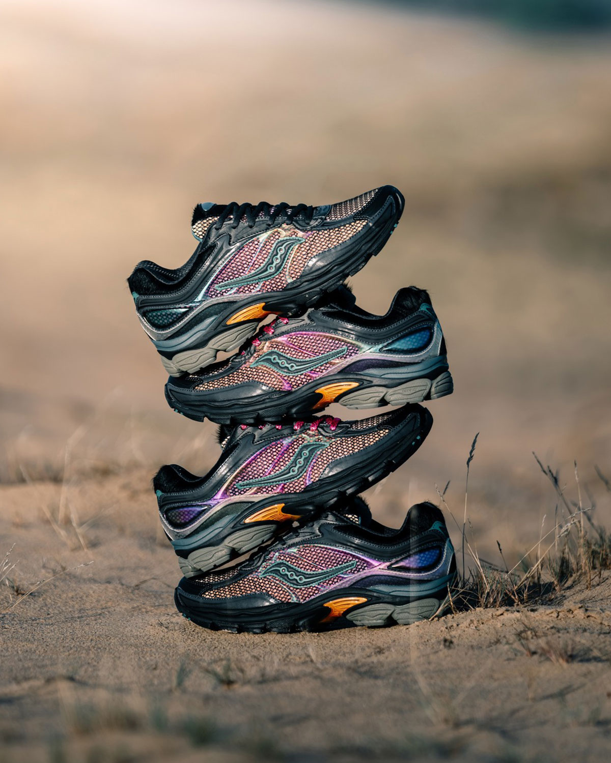 afew x Saucony ProGrid Omni 9 'Tara Hawk' gestapeld in het zand