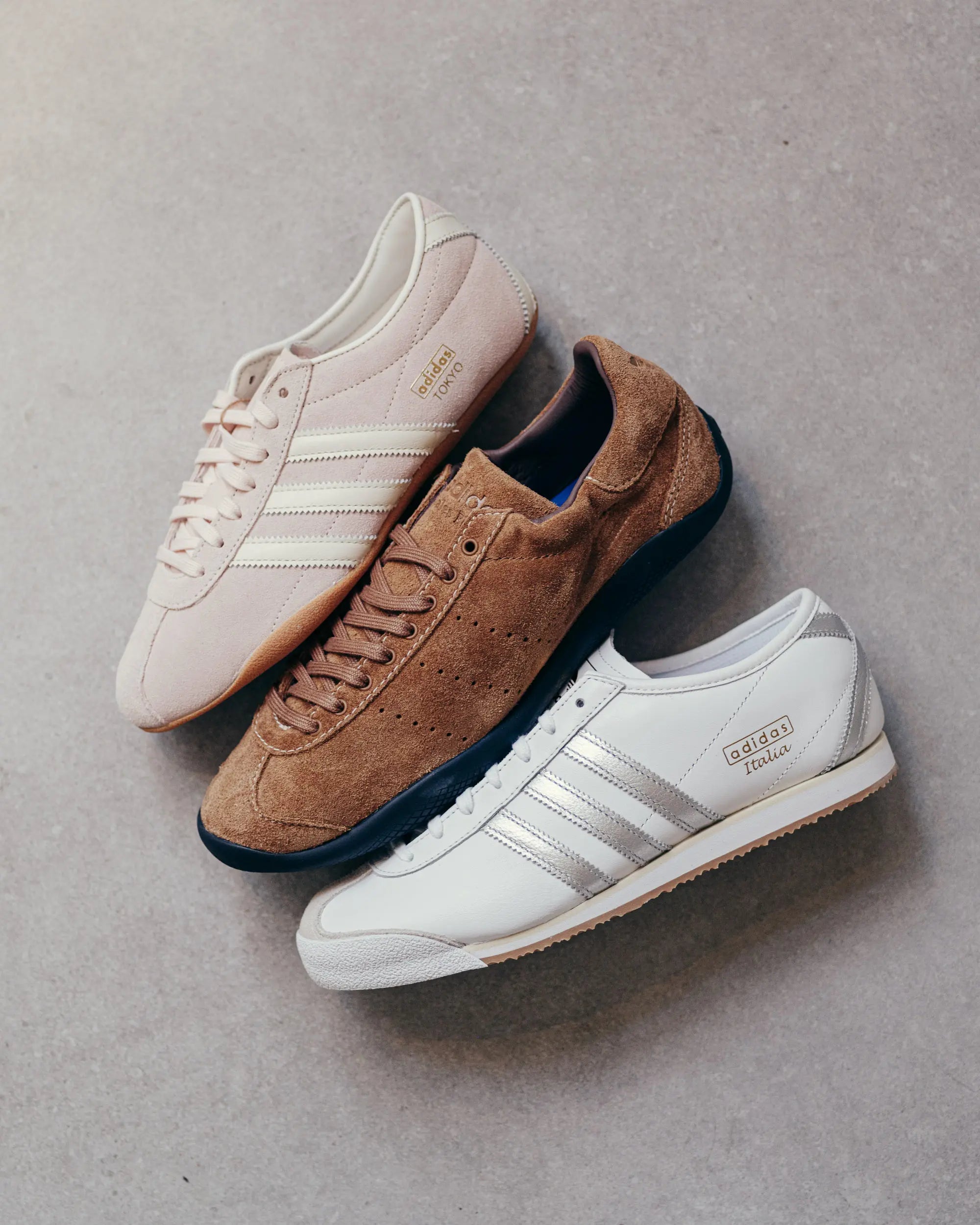 Drei schmale Retro-Sneaker in Beige, braunem Wildleder und Weiß