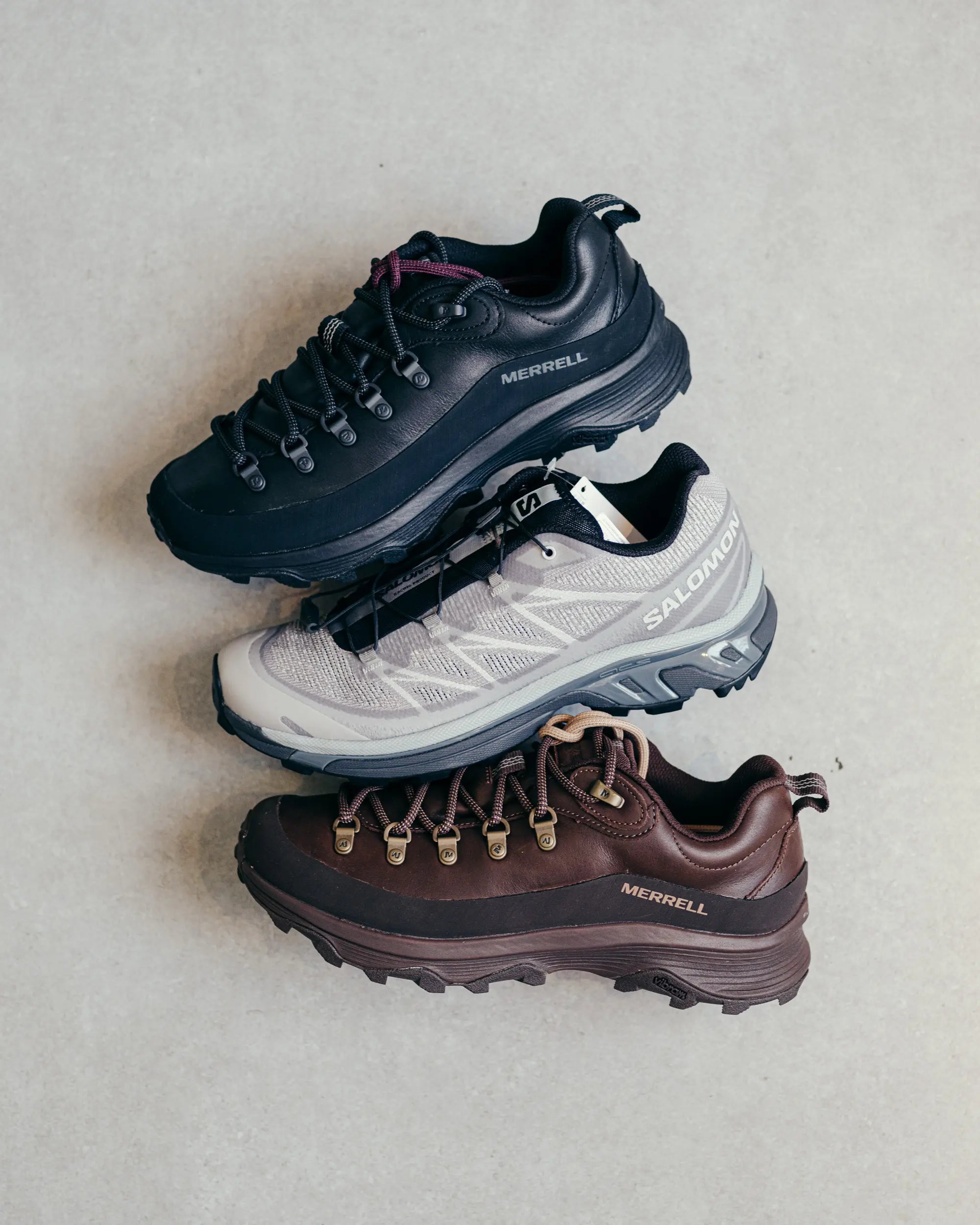 Drei Trail- und Hiking-Sneaker in Schwarz, Grau und Braun