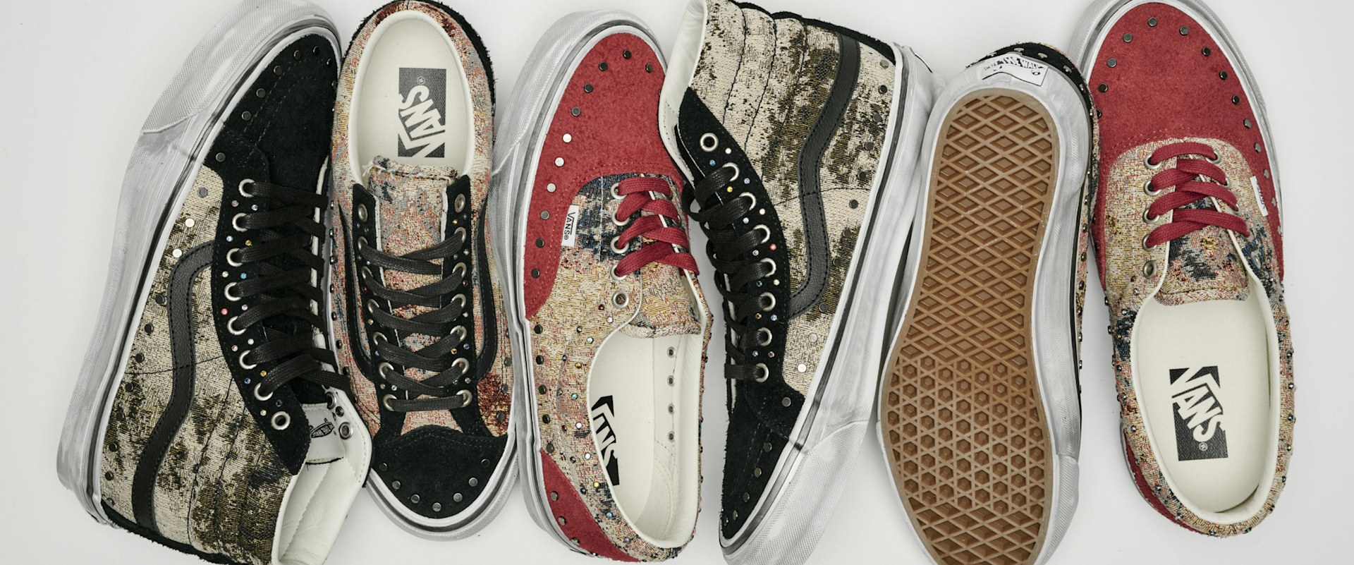 Skateschuhe mit gewebten Tapestry-Uppern, Nieten und roten Akzenten nebeneinander