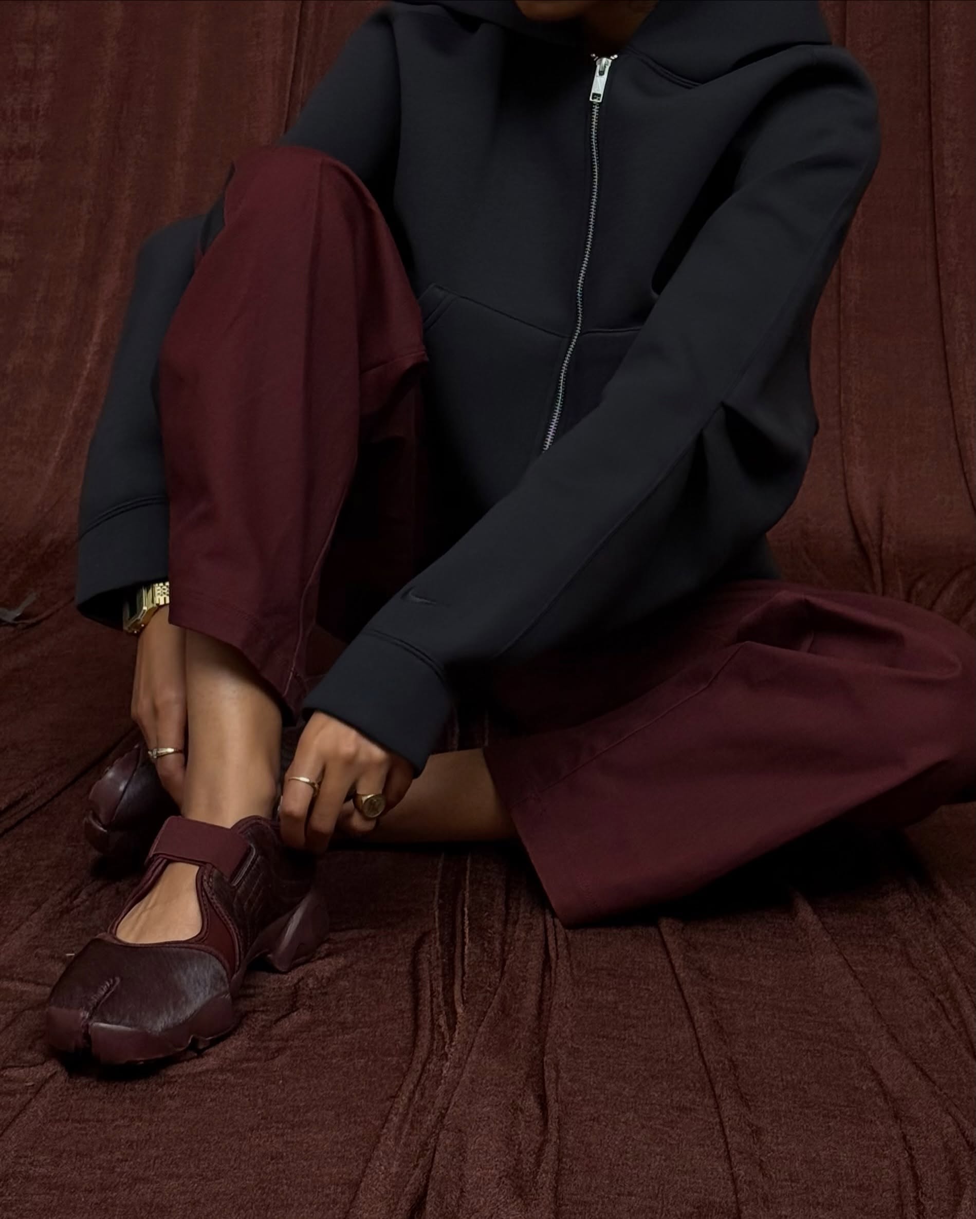 Seated look with the Nike Air Rift in burgundy pony hair